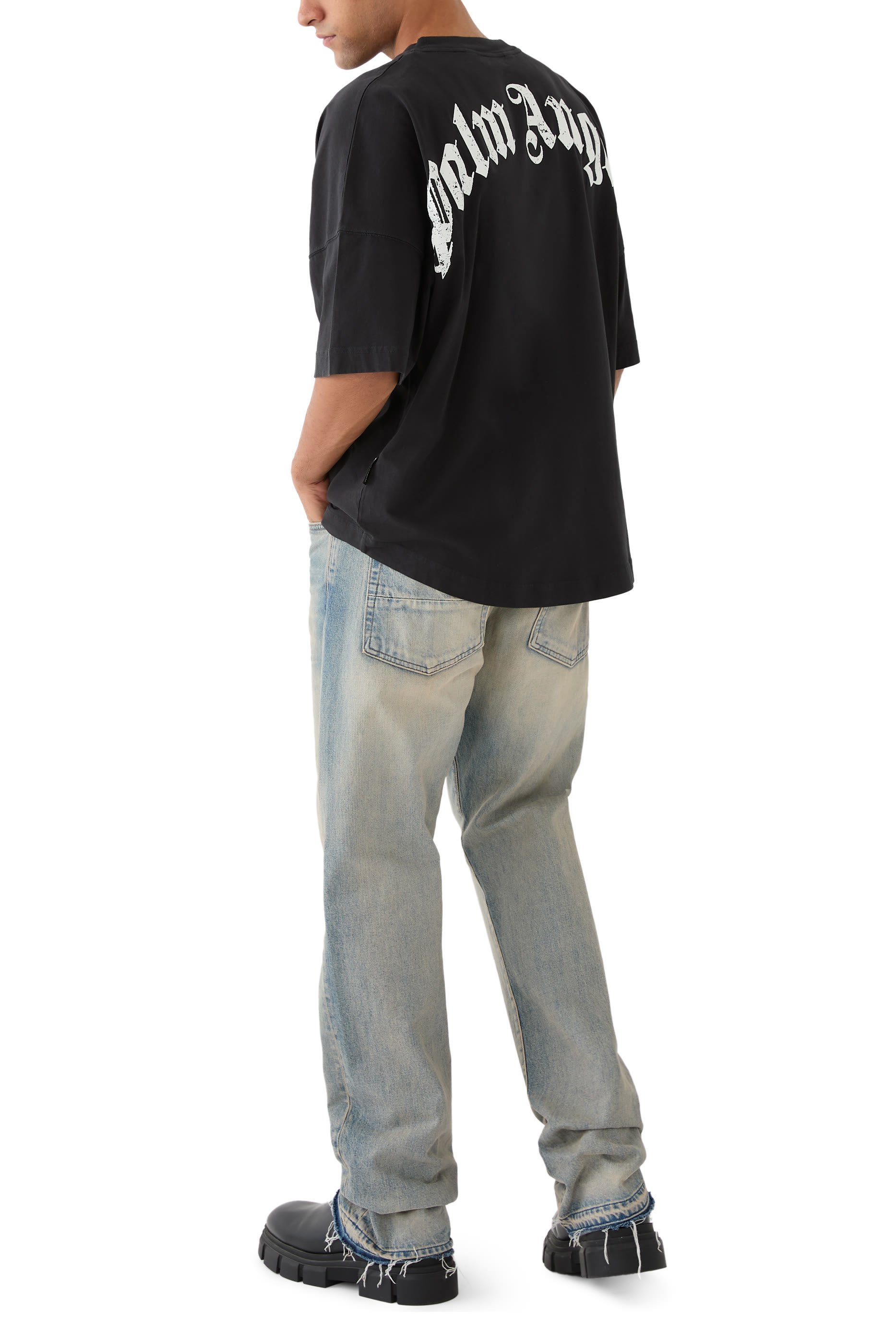 تيشيرت بقصة واسعة ونقشة شعار الماركة بتصميم مقوس