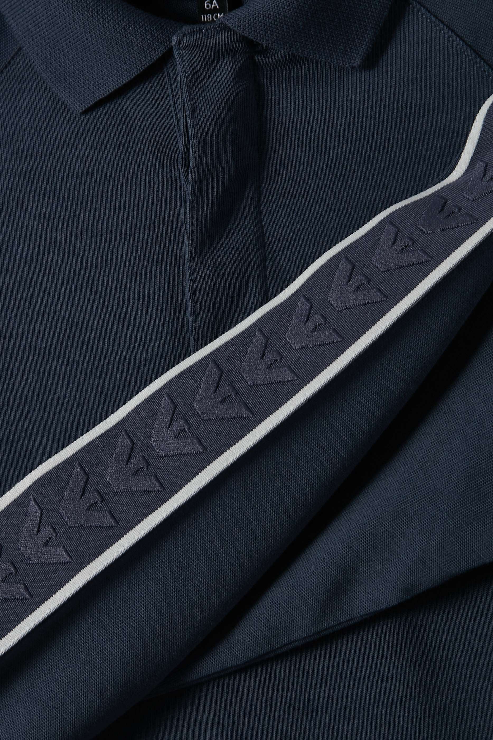 قميص بولو بشعار الماركة للأطفال