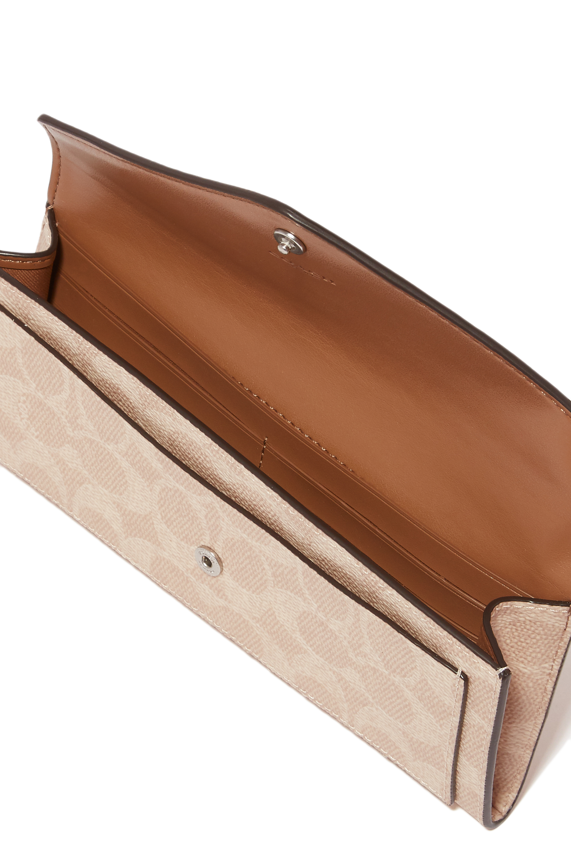 محفظة ناعمة مزينة بشعار الماركة مقسمة بألوان