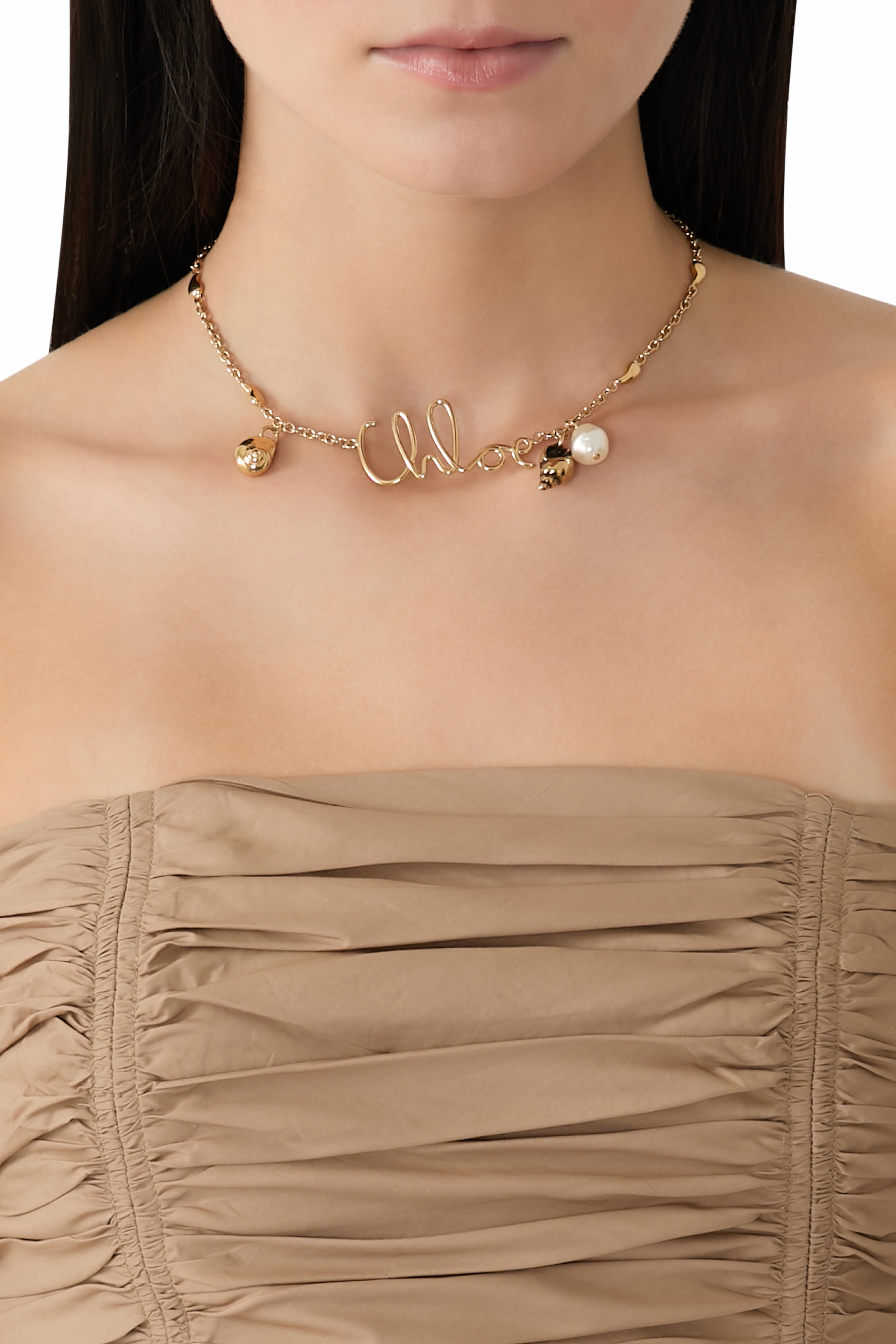 قلادة بشعار الماركة