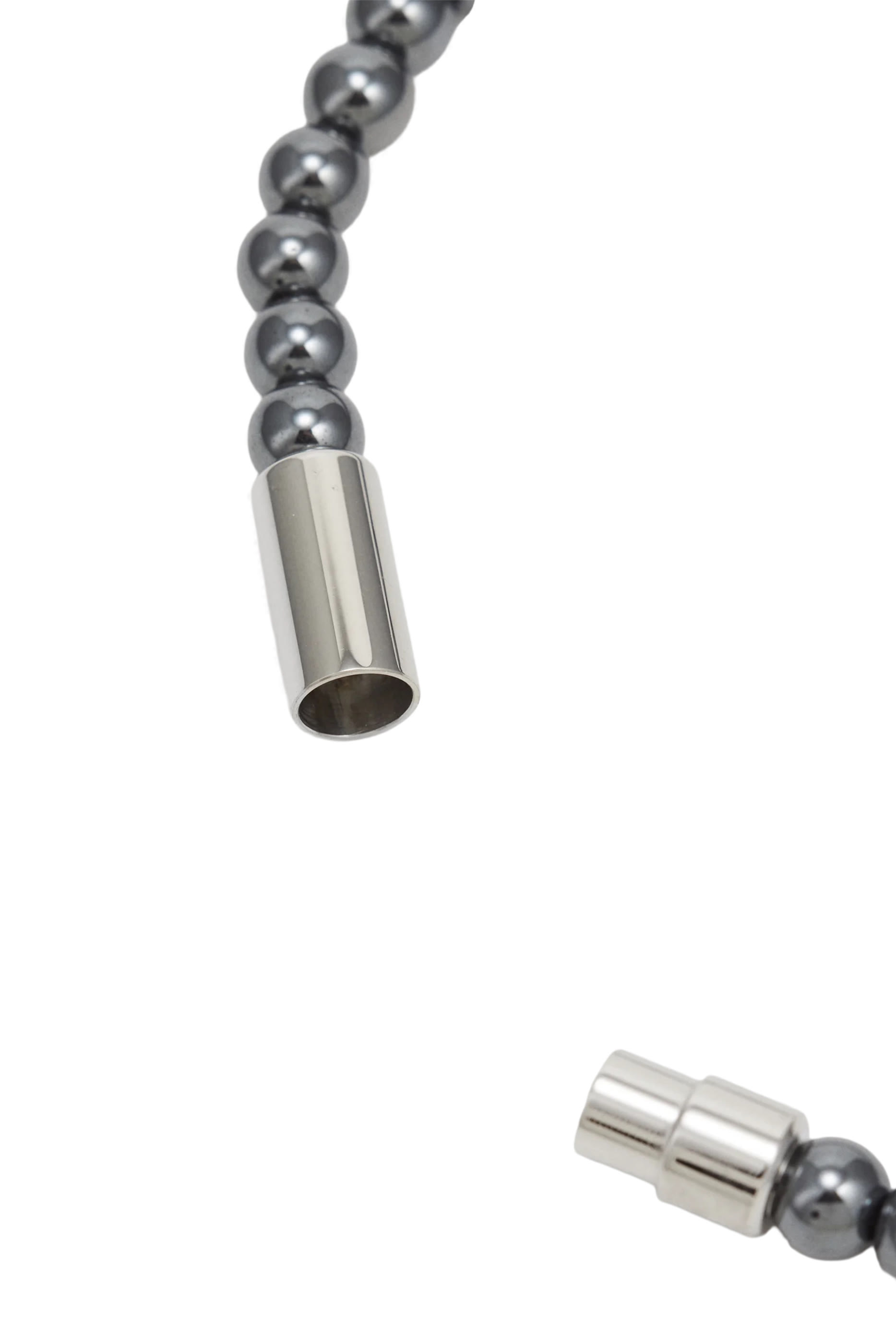 سوار بخرز هيماتيت بإبزيم بشعار الماركة