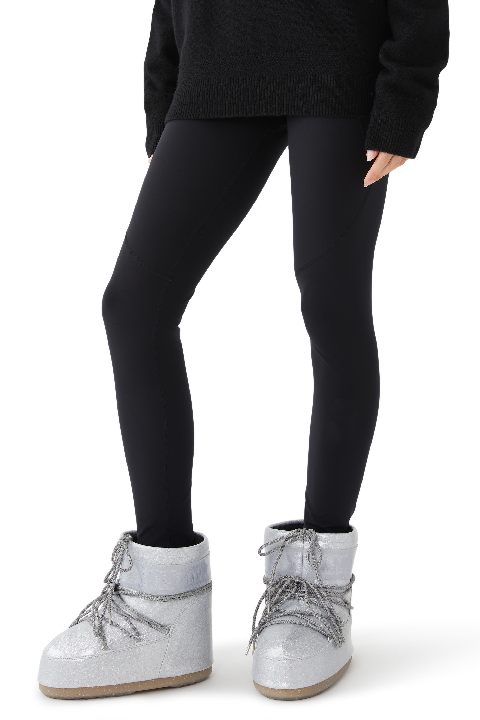 حذاء بوت لامع بطول الكاحل بشعار الماركة