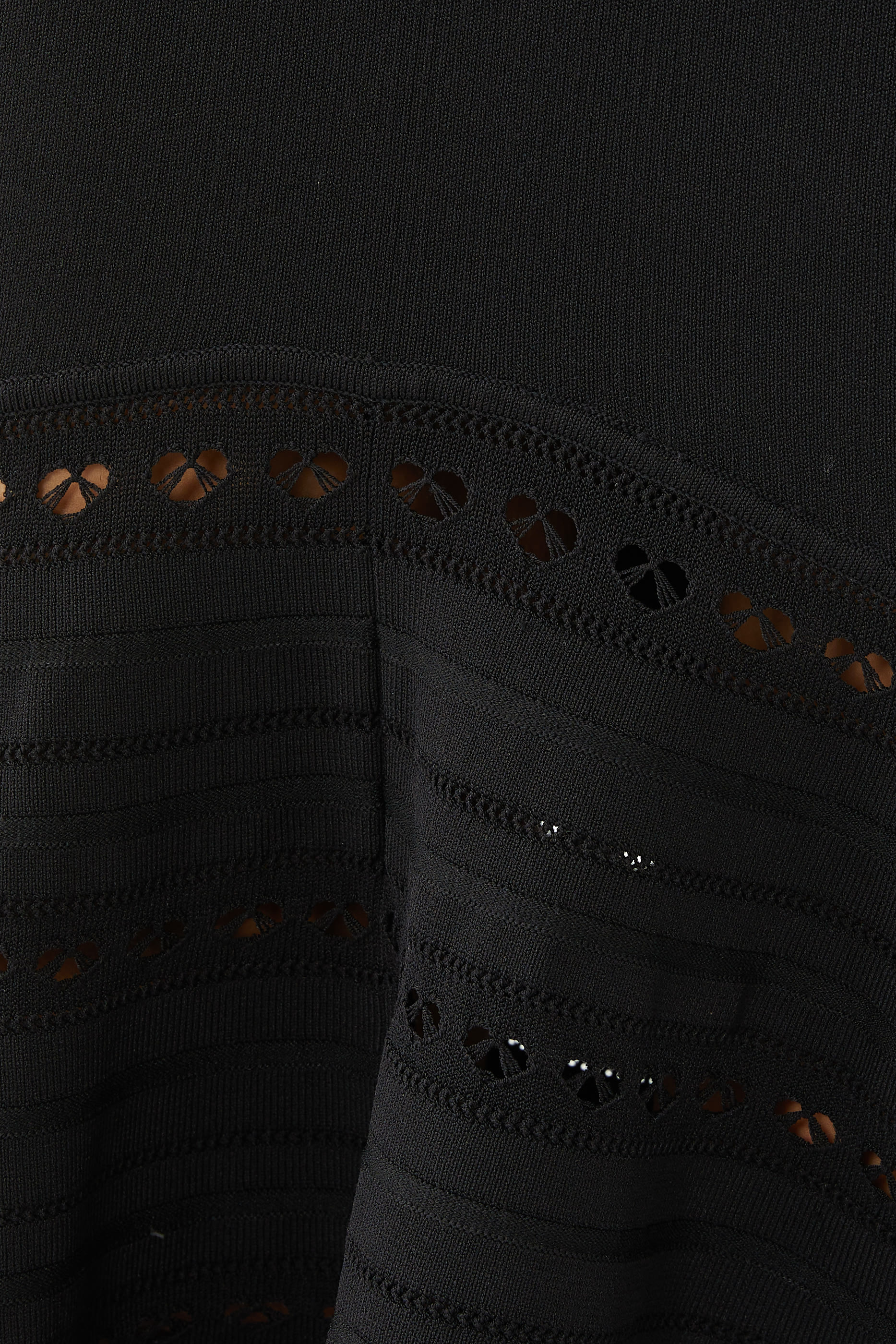 تنورة متوسطة الطول بخصر مزموم وحافة واسعة