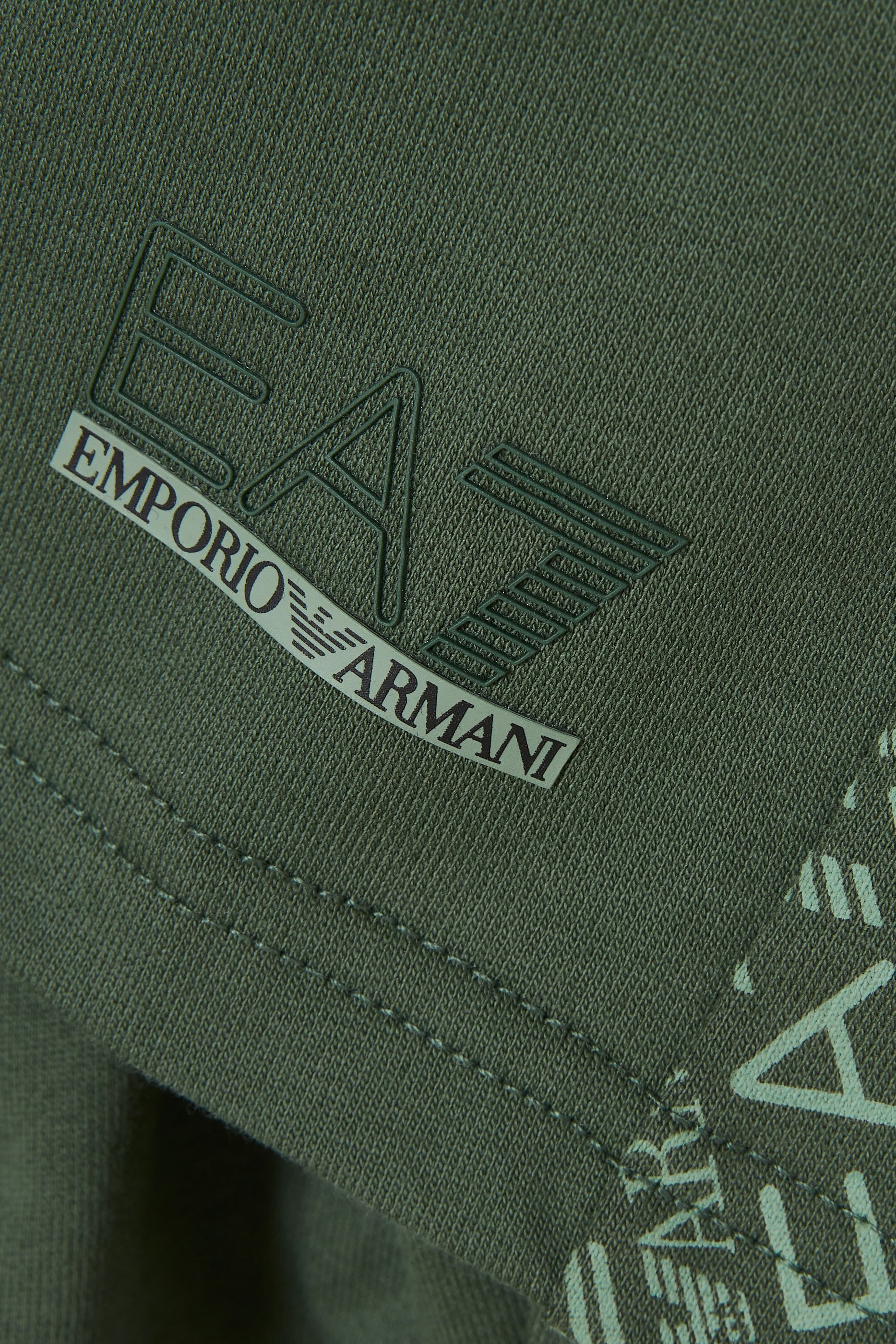 شورت بشعار الماركة للأطفال