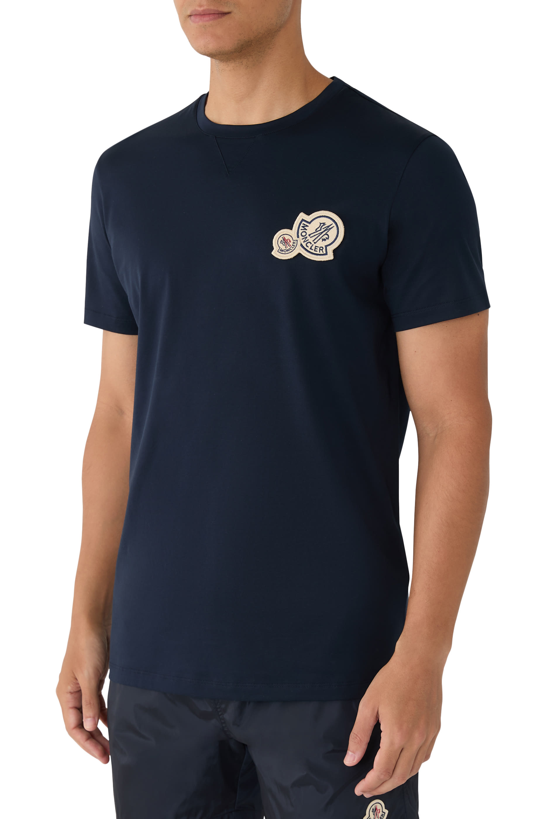 تيشيرت بأكمام قصيرة