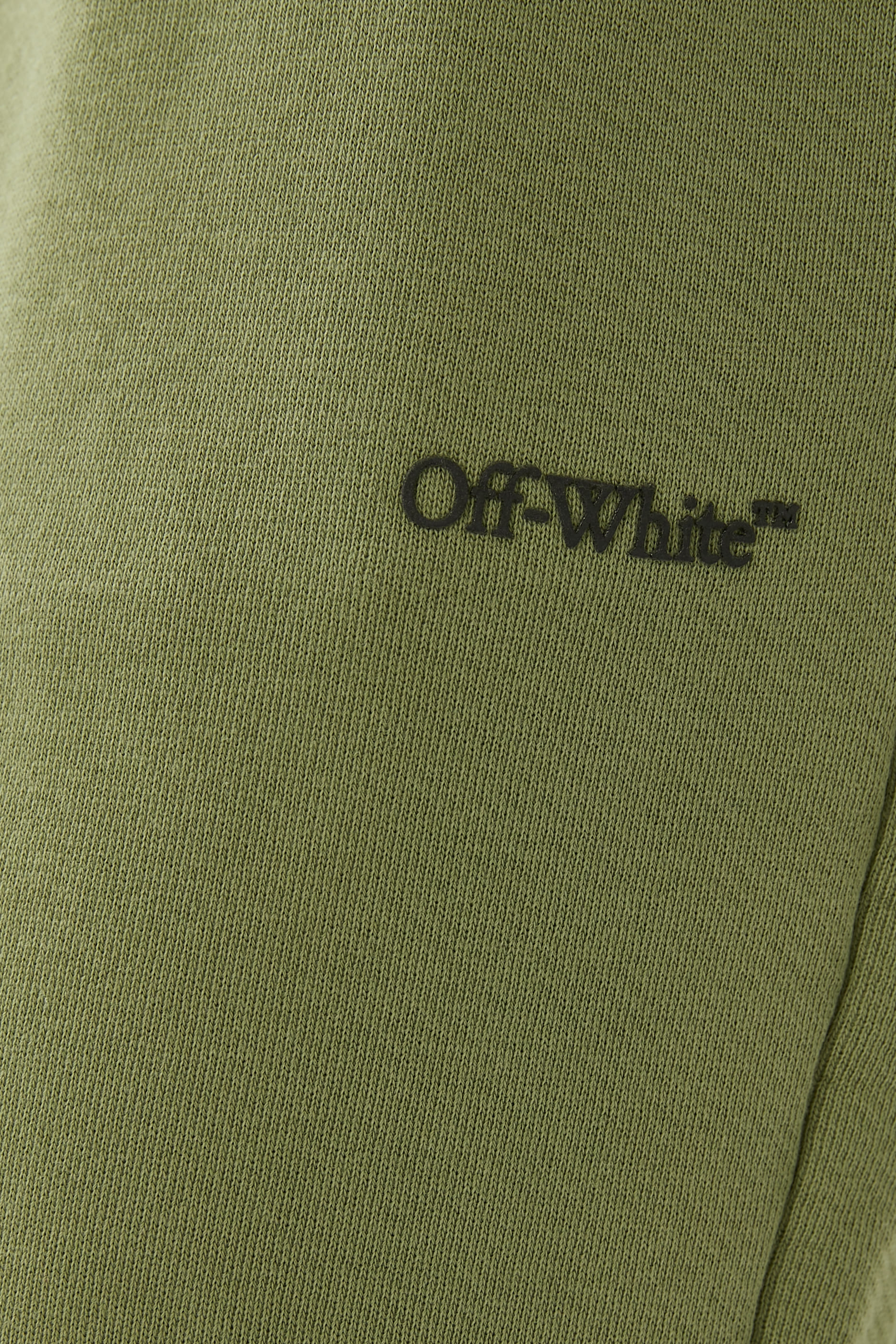 شورت رياضي بشعار أسهم بتصميم مشوش