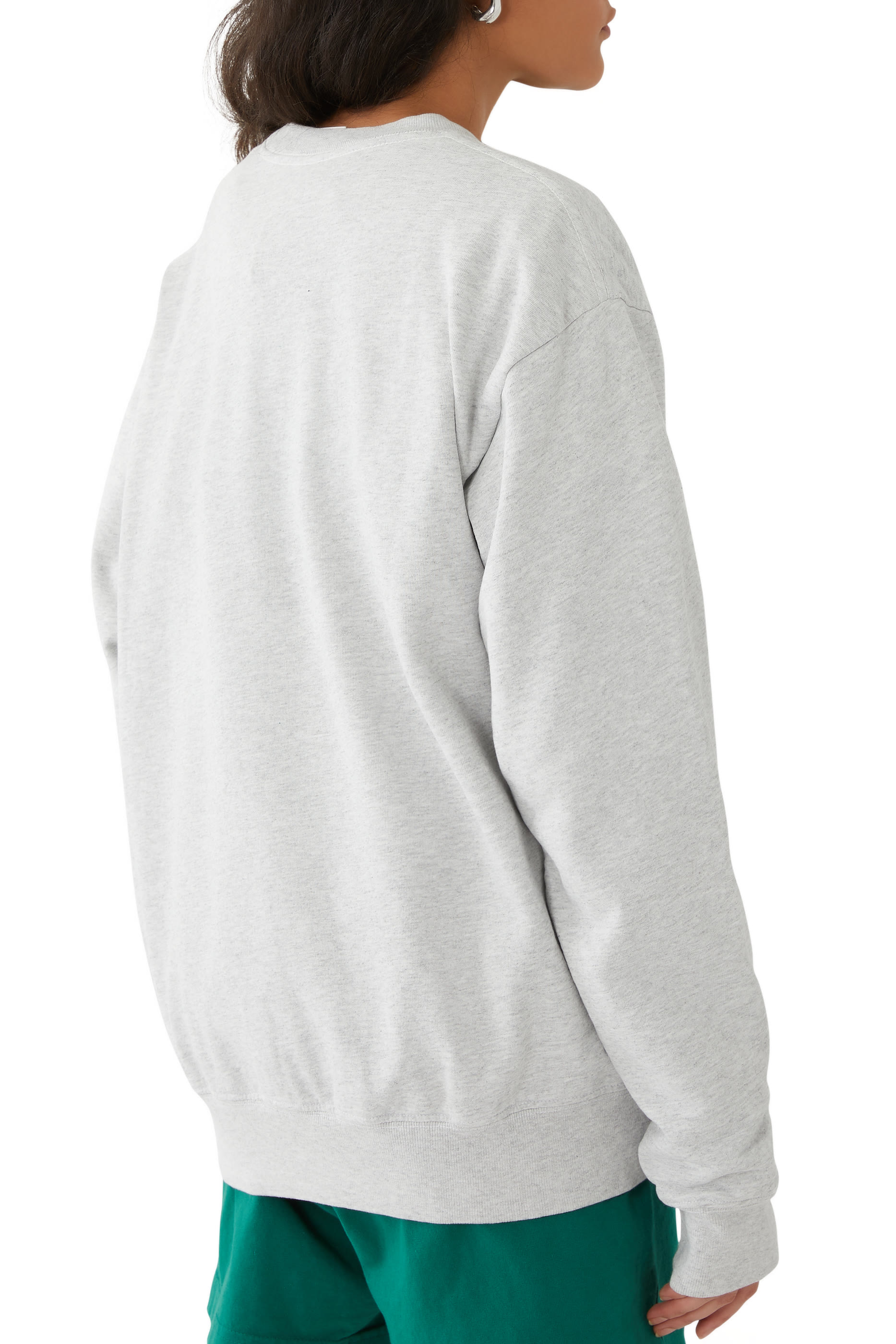 سويت شيرت بياقة ضيقة وشعار الماركة بتصميم جامعي