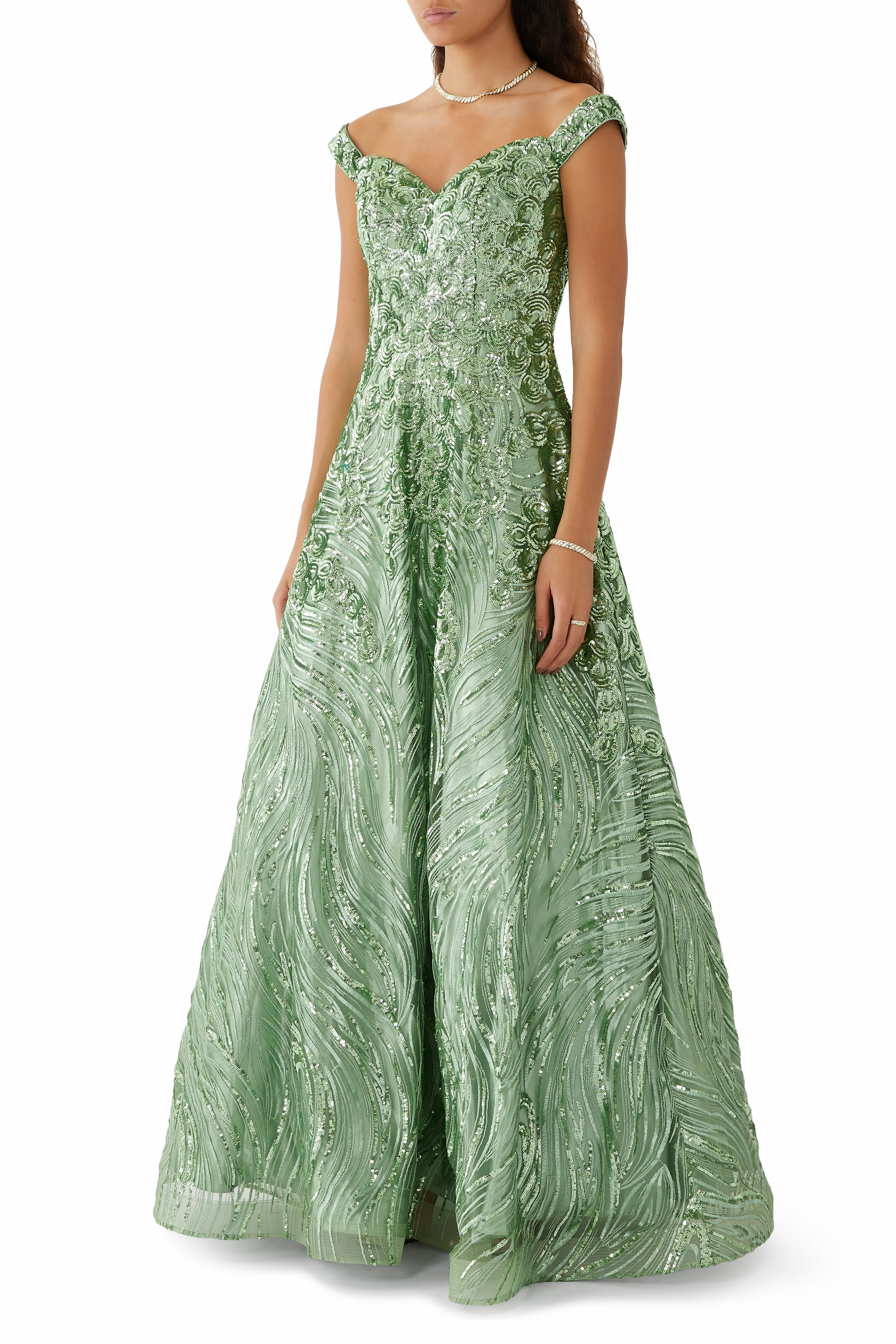 فستان سهرة بأكتاف متساقطة وتفاصيل ملتوية