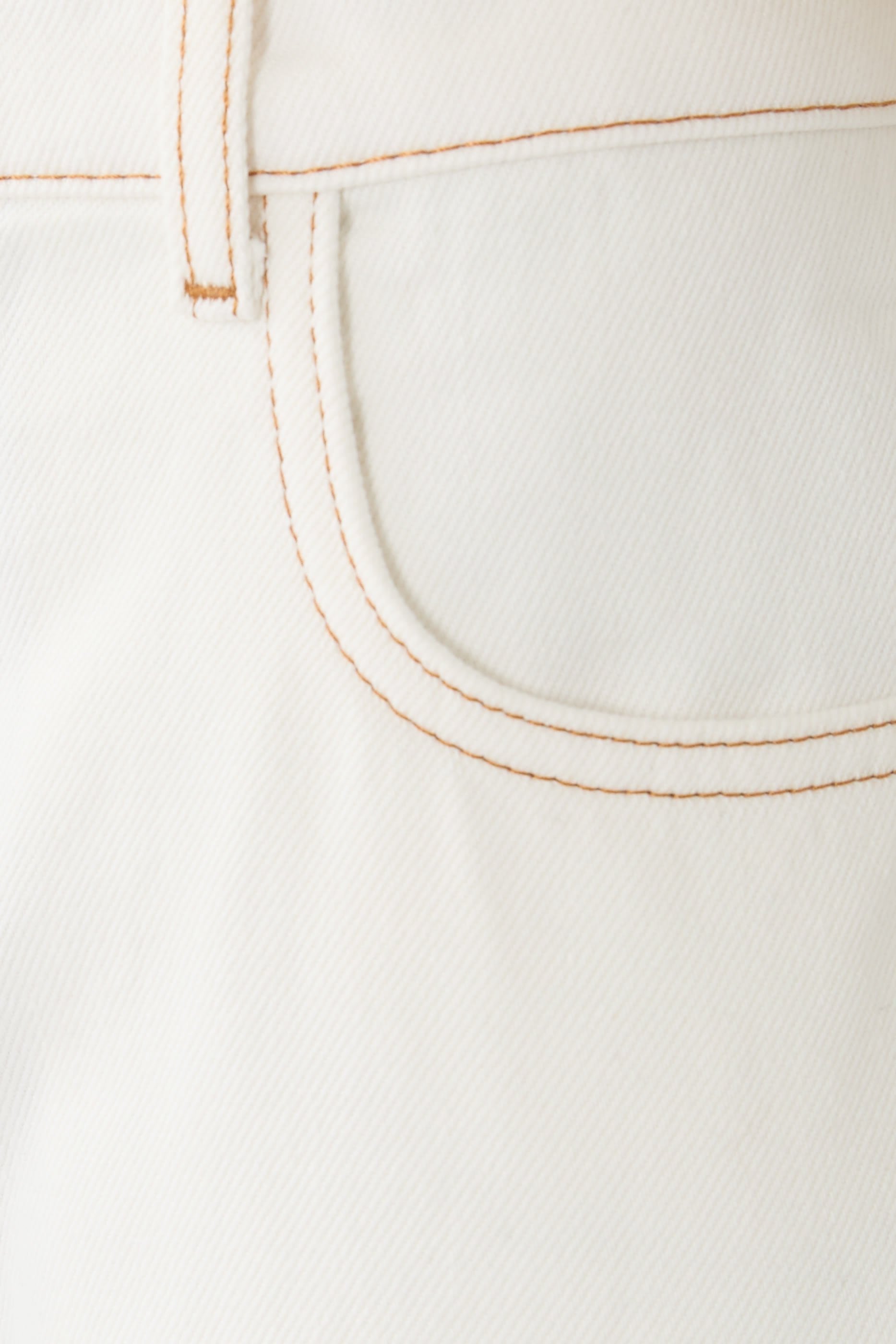 بنطال بقصة ساق واسعة بخصر مرتفع