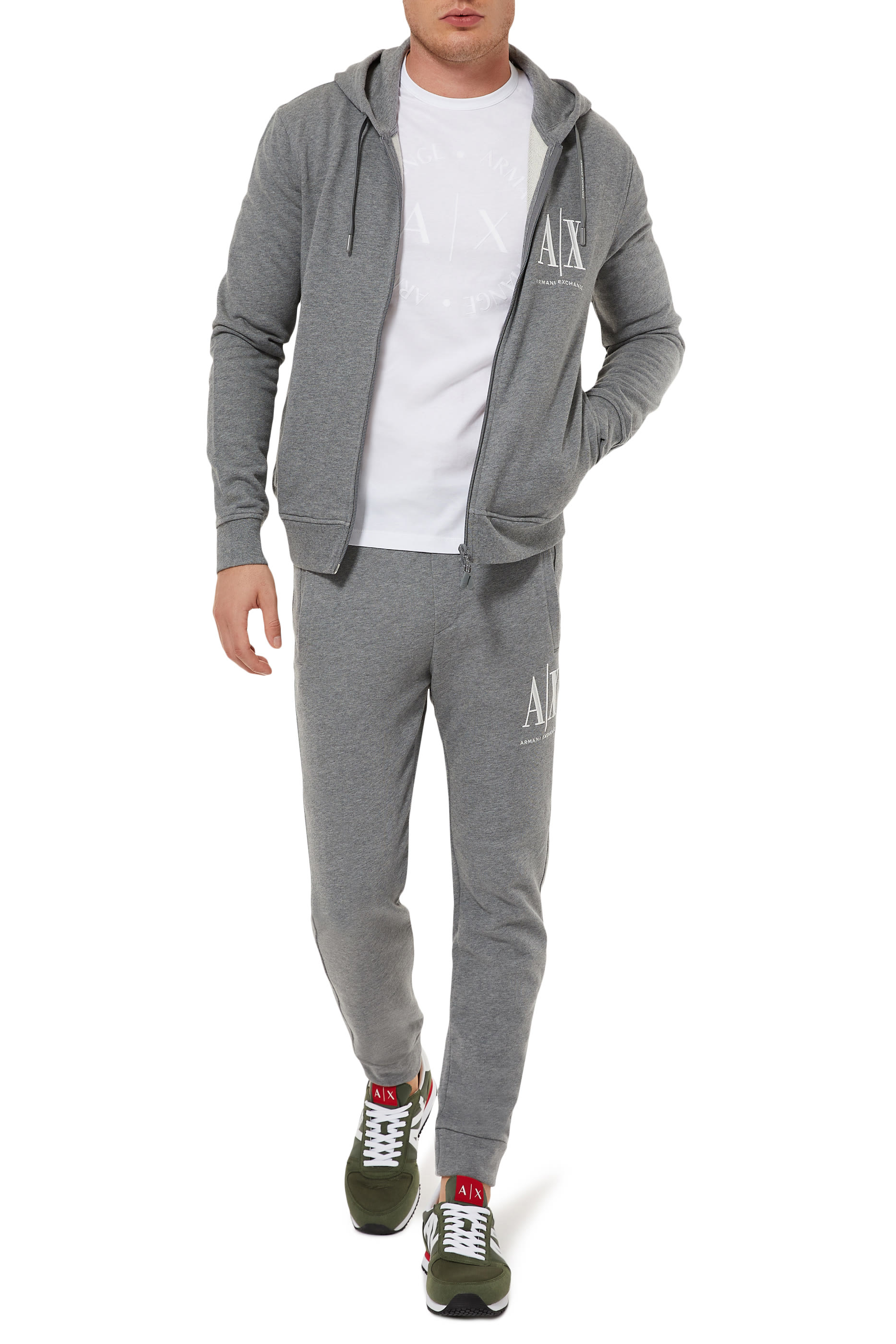 كنزة بغطاء رأس بشعار الماركة