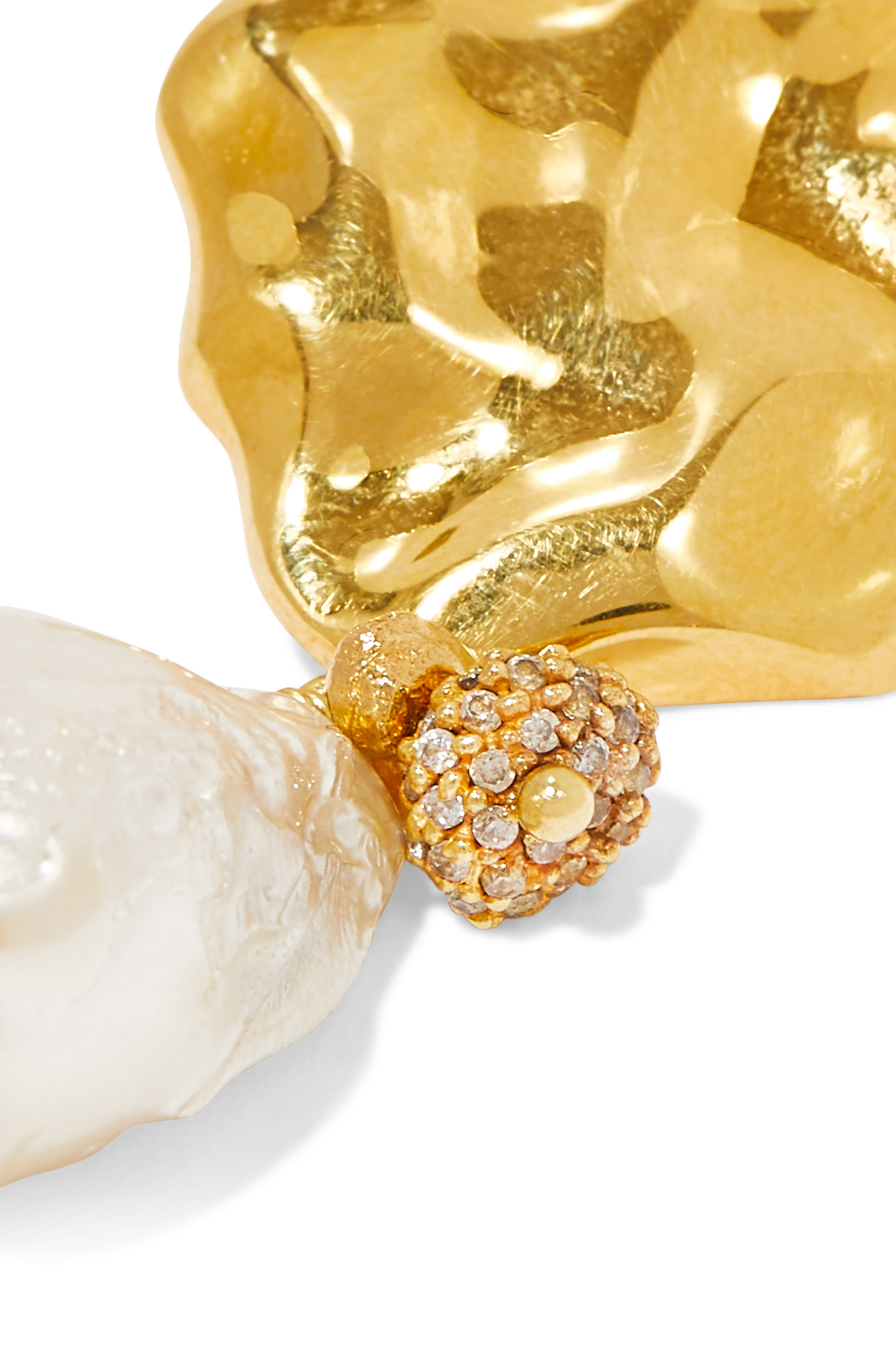 أقراط بتصميم مموج مرصع باللؤلؤ