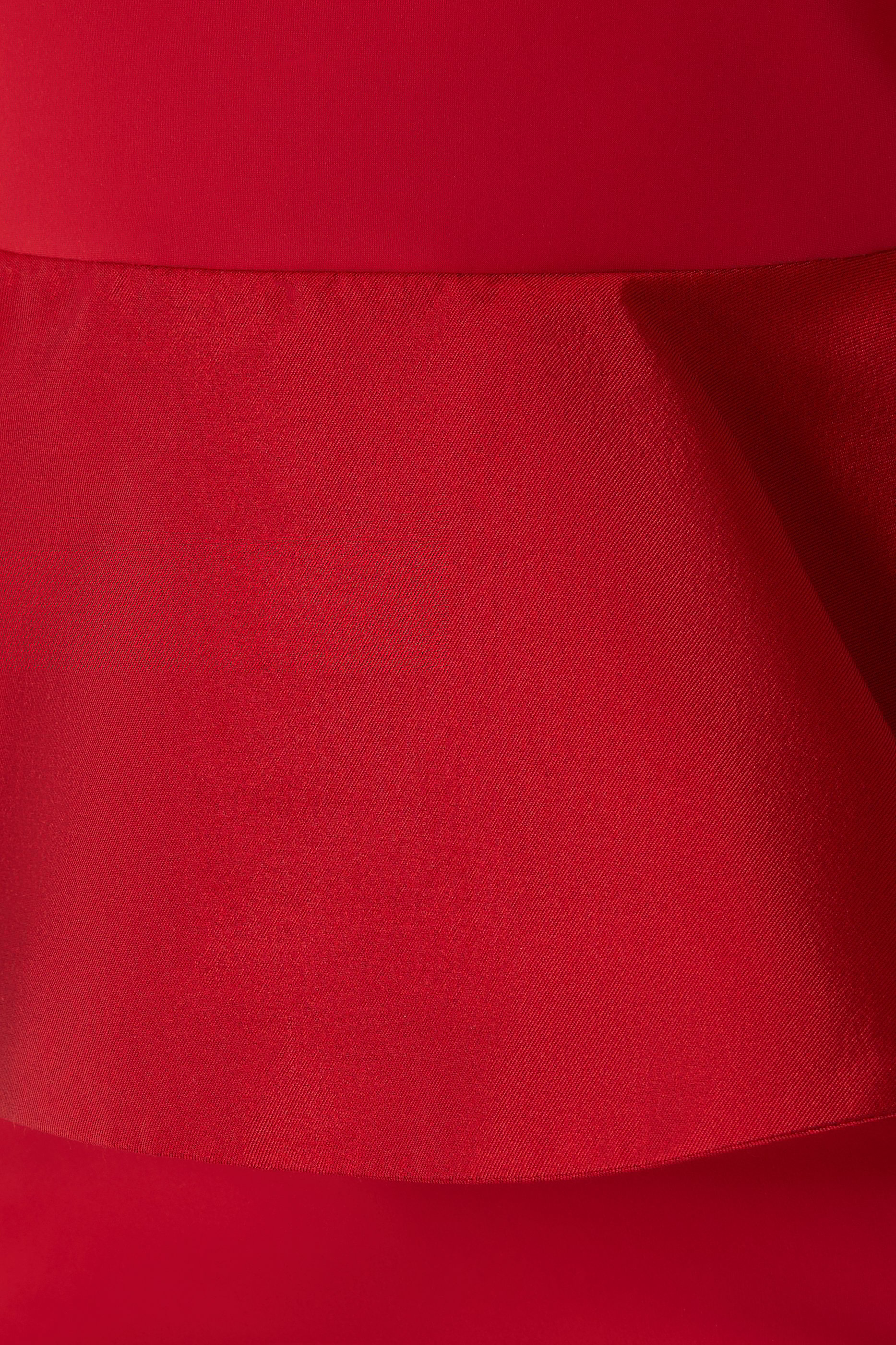 فستان كوكتيل بكتف واحد وتفاصيل كشكش