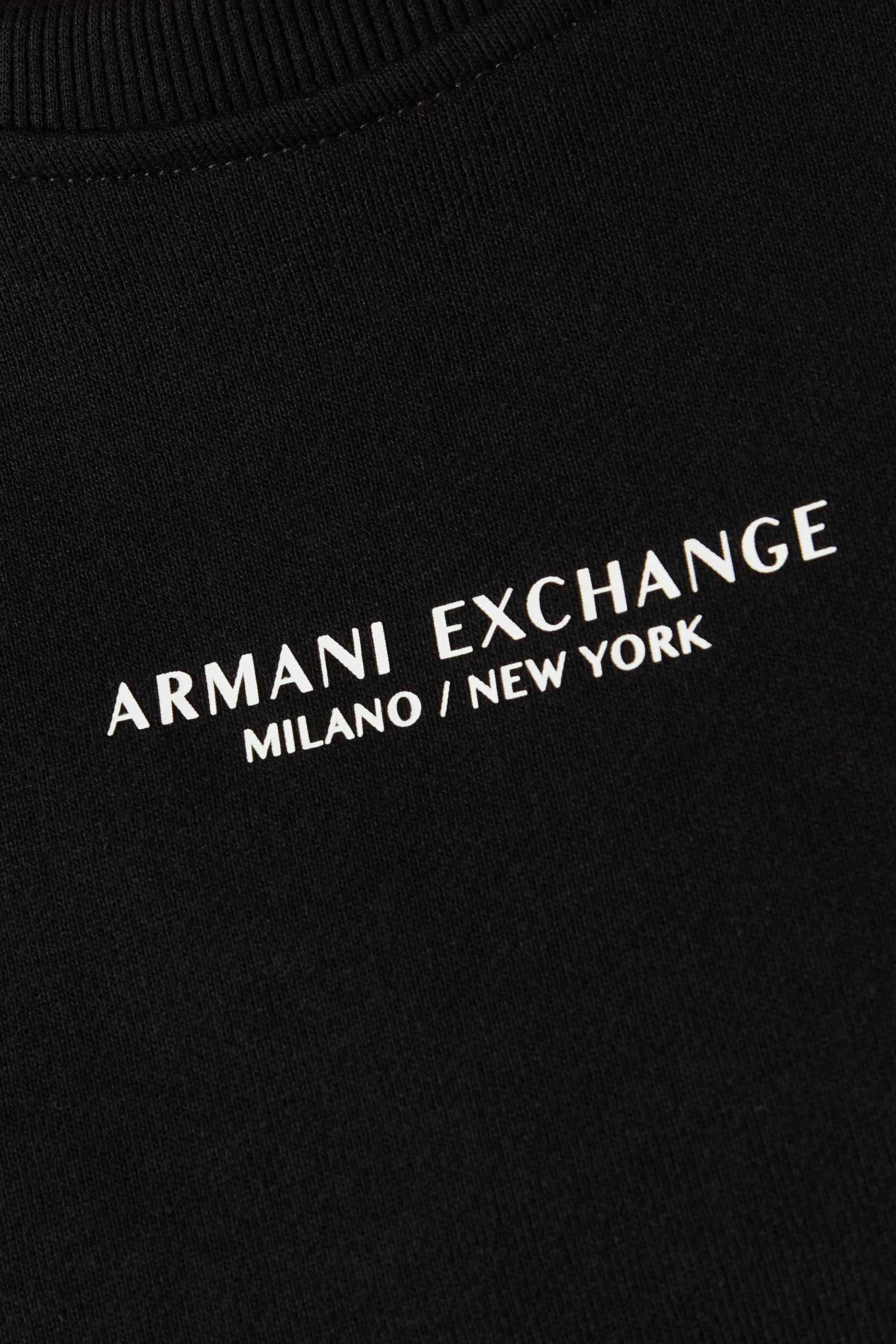 قميص بأكمام طويلة بطبعات شعار الماركة