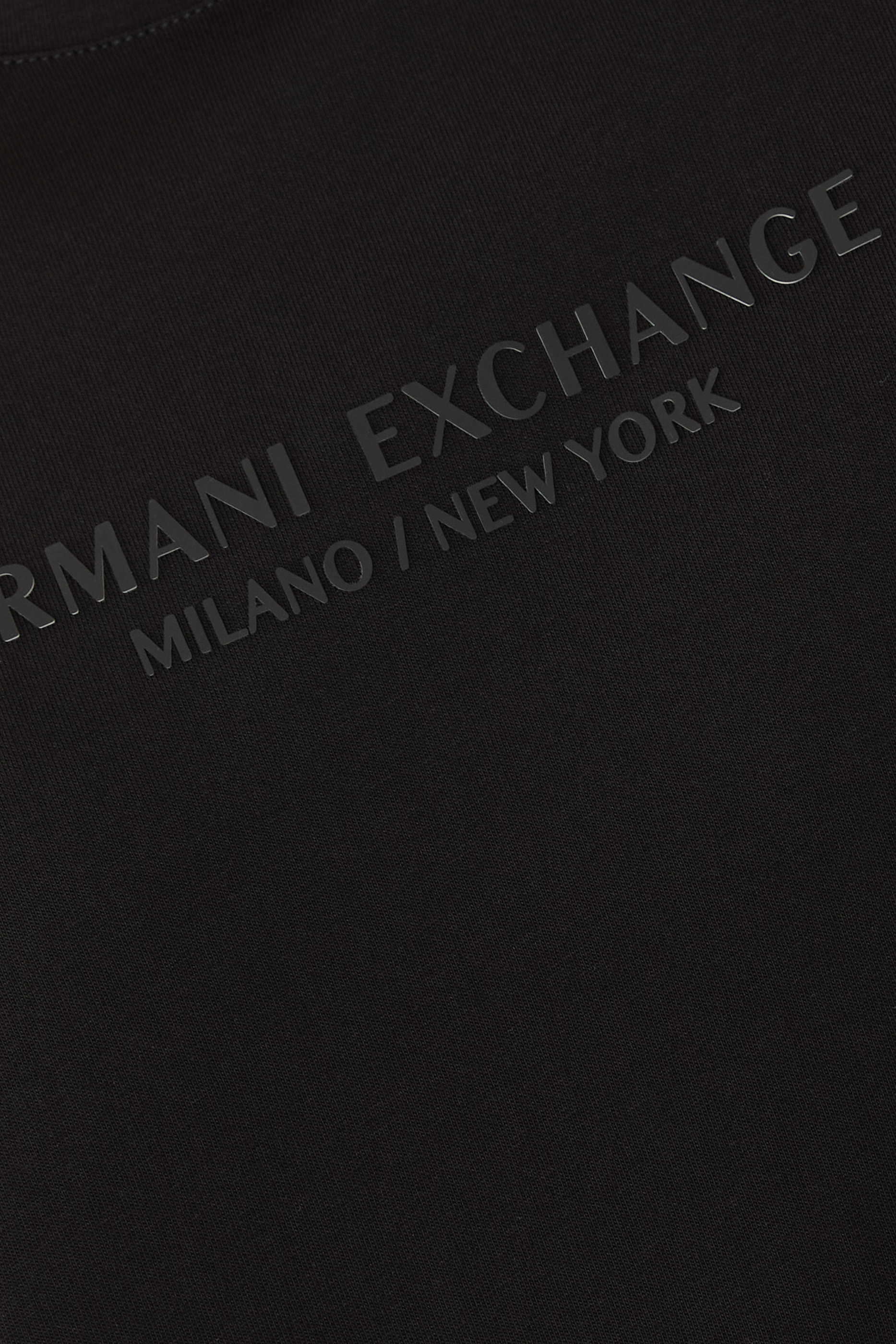 تيشيرت بشعار الماركة بقصة عادية