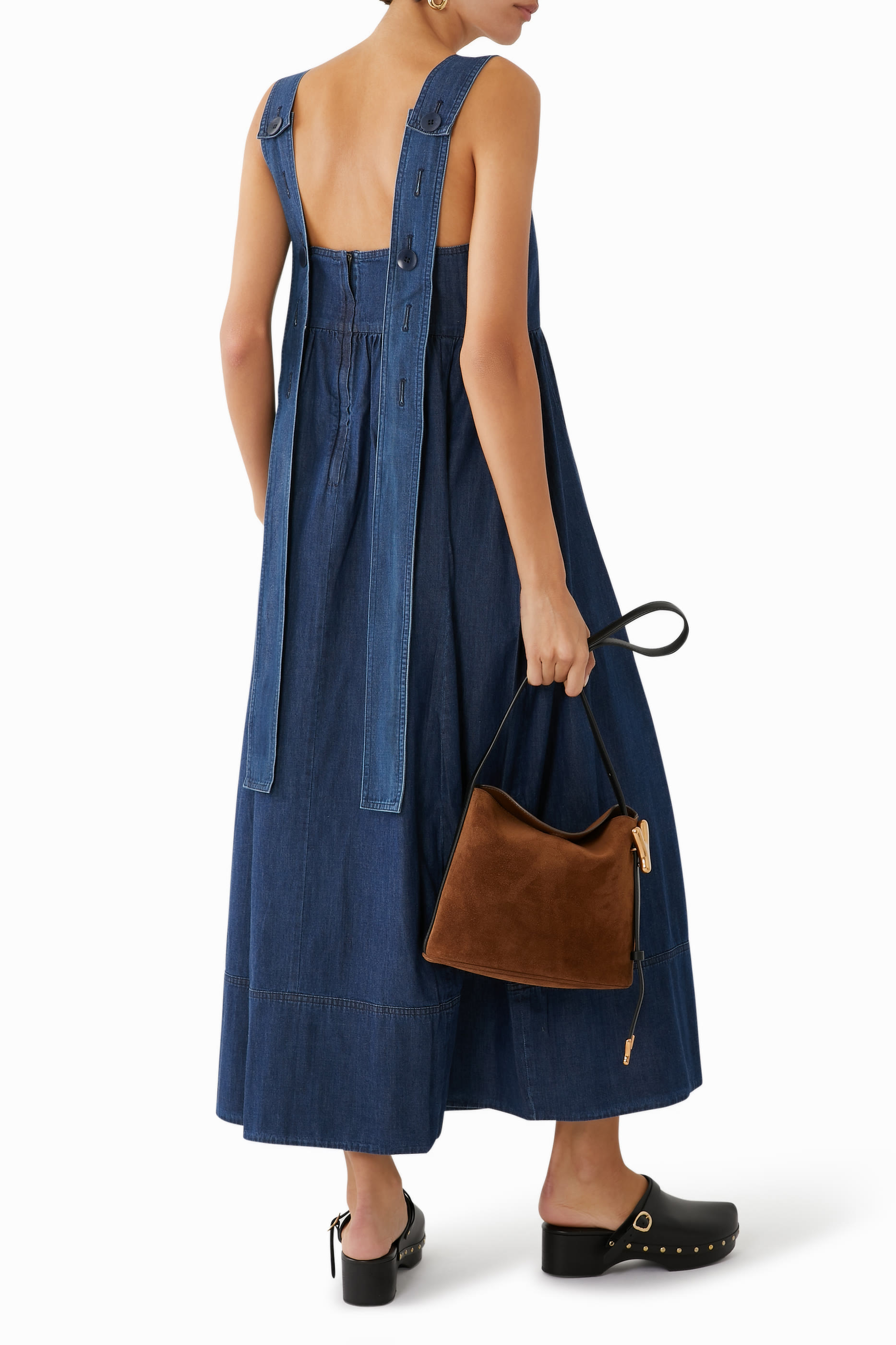 فستان خفيف الوزن بقصة منحوتة ولون باهت