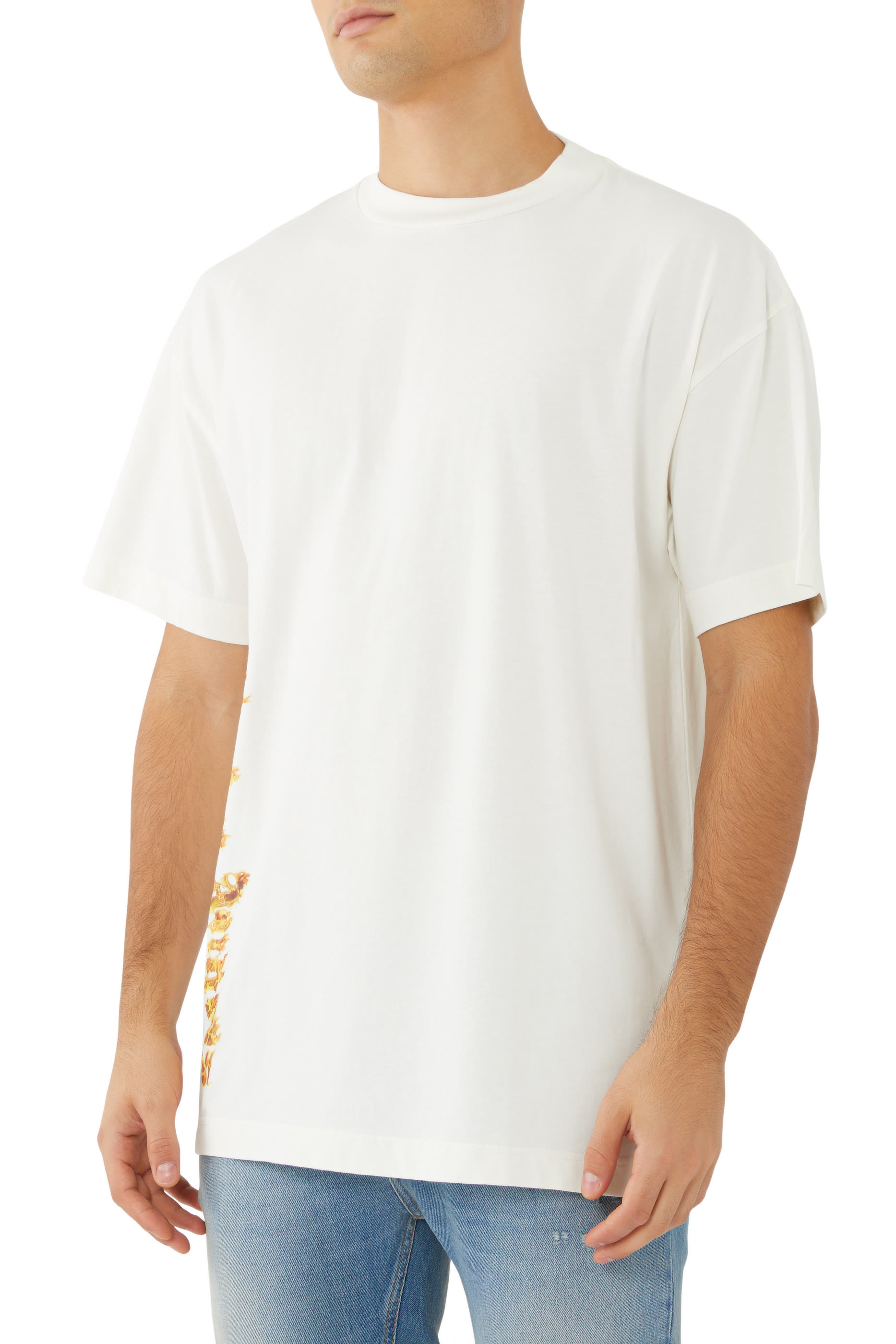 تيشيرت بطبعات شعار الماركة بتصميم مشتعل