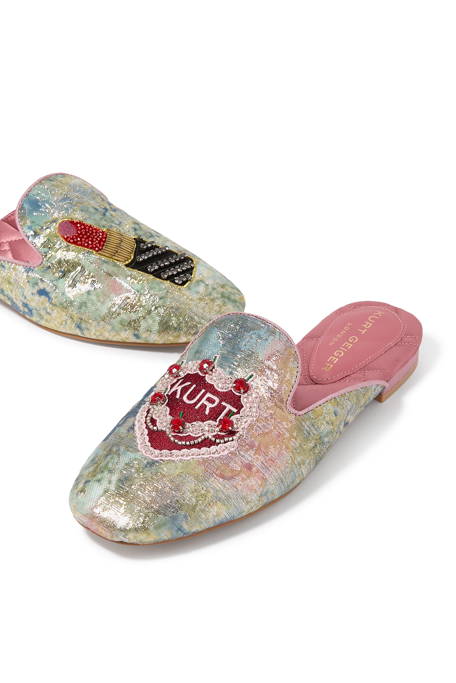 حذاء خفيف مطرز