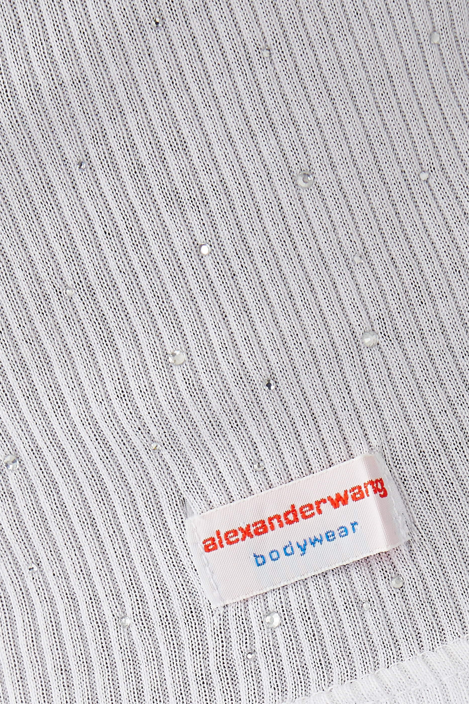 تيشيرت بأكمام قصيرة وشعار الماركة المثبت حراريا