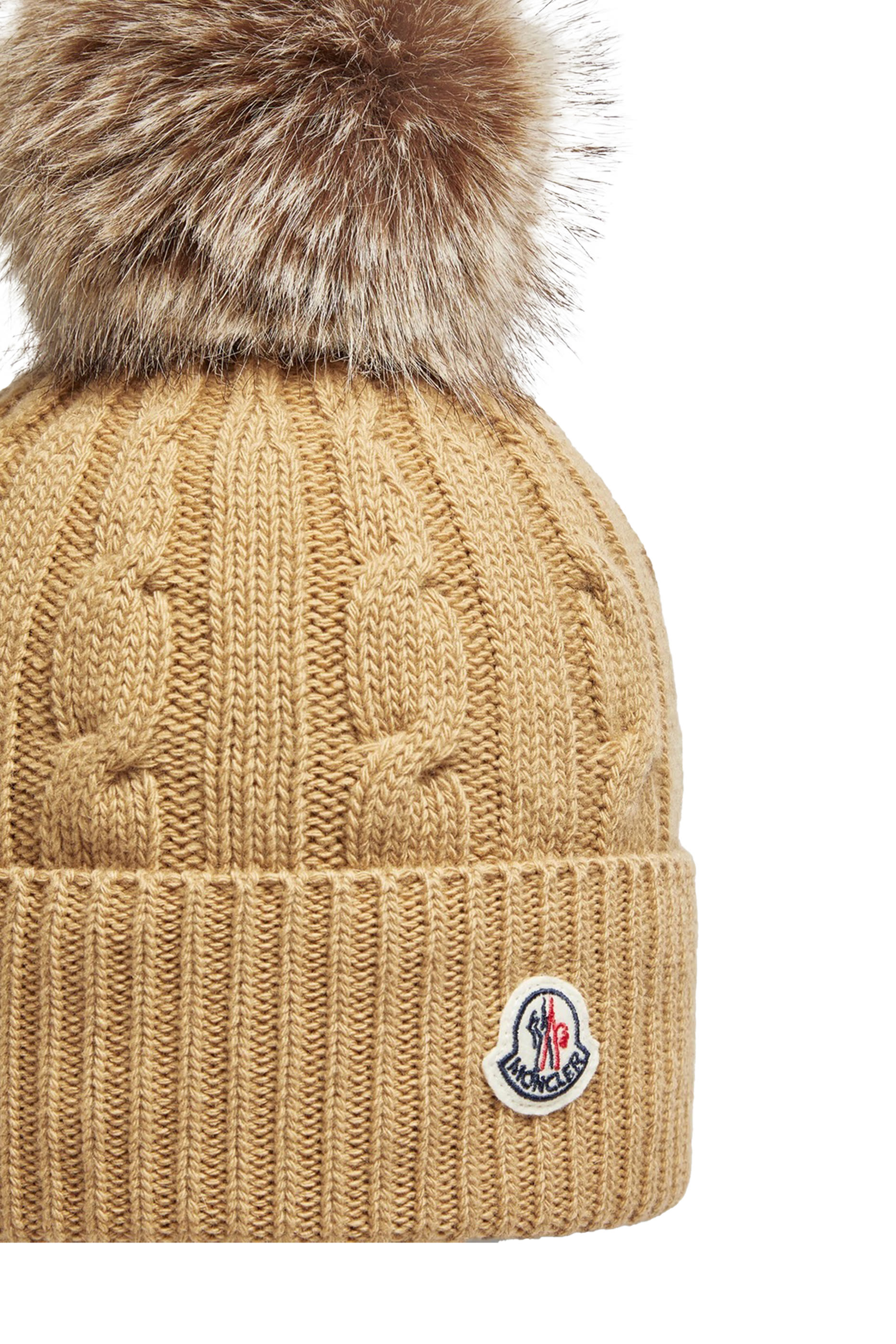 قبعة بيني بزخارف بوم بوم