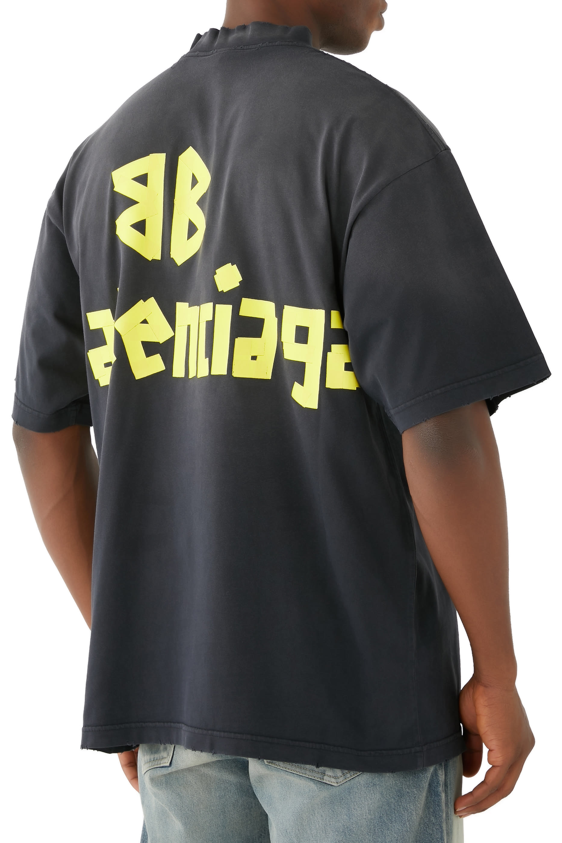 تيشيرت بشعار الماركة للجنسين