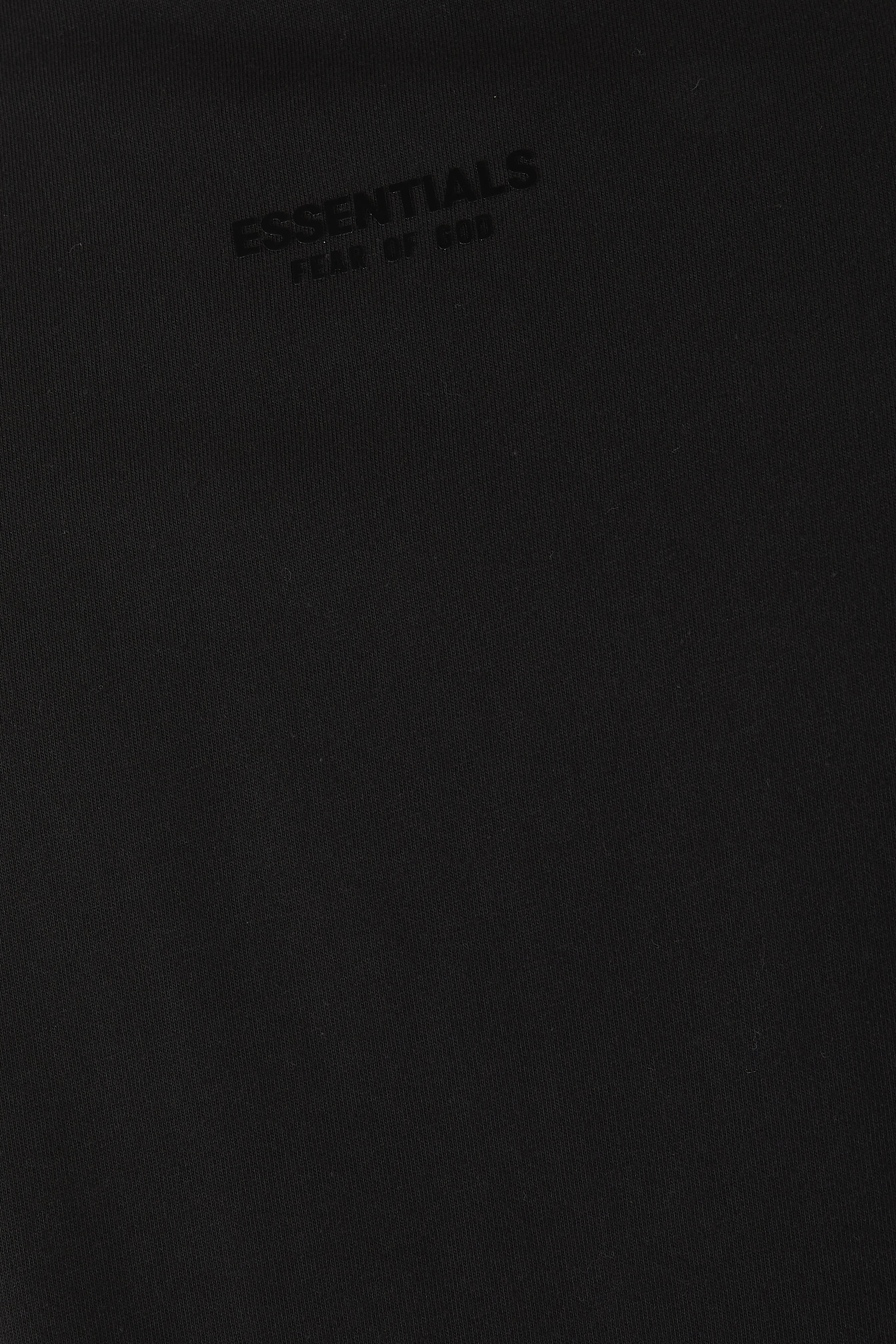 تيشيرت بياقة ضيقة بشعار اسنشالز