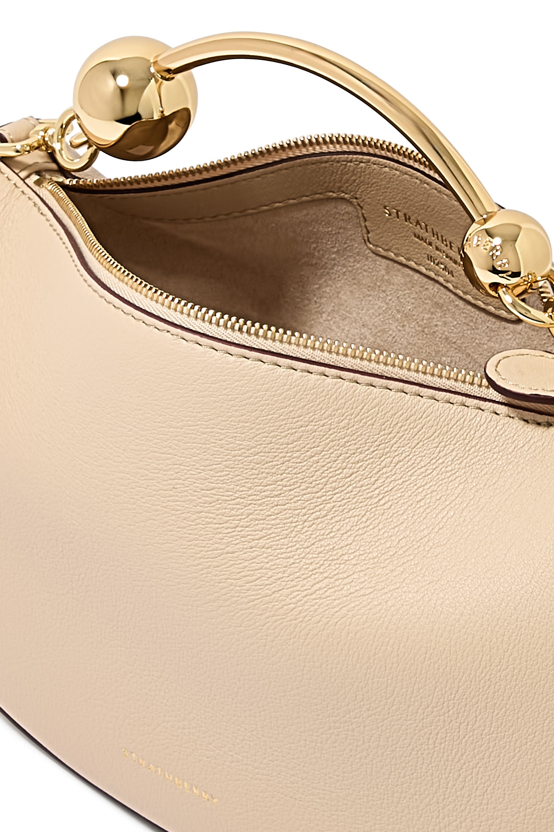 حقيبة بتصميم هلال 