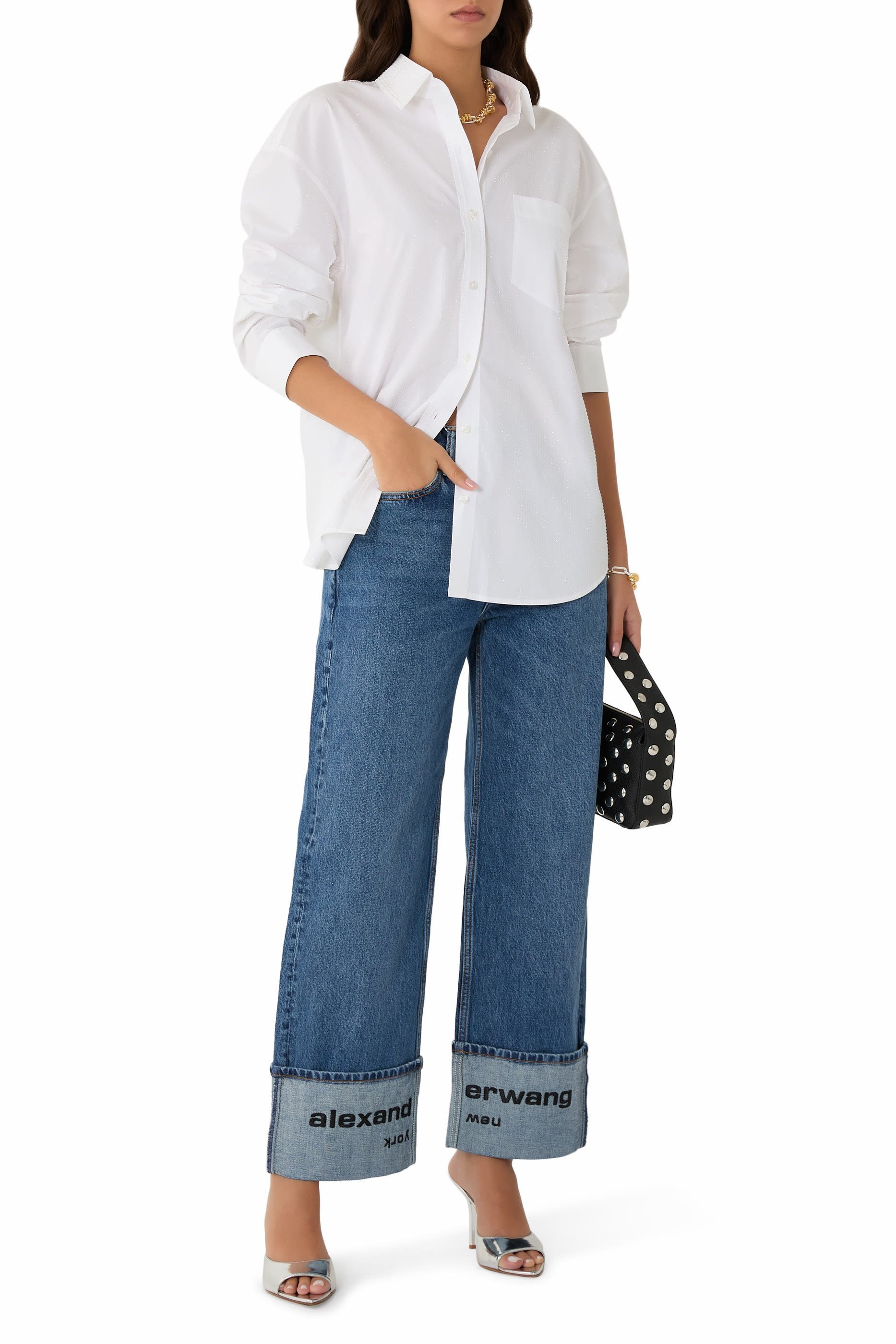 بنطال جينز بخصر متوسط الارتفاع وتطريز شعار الماركة