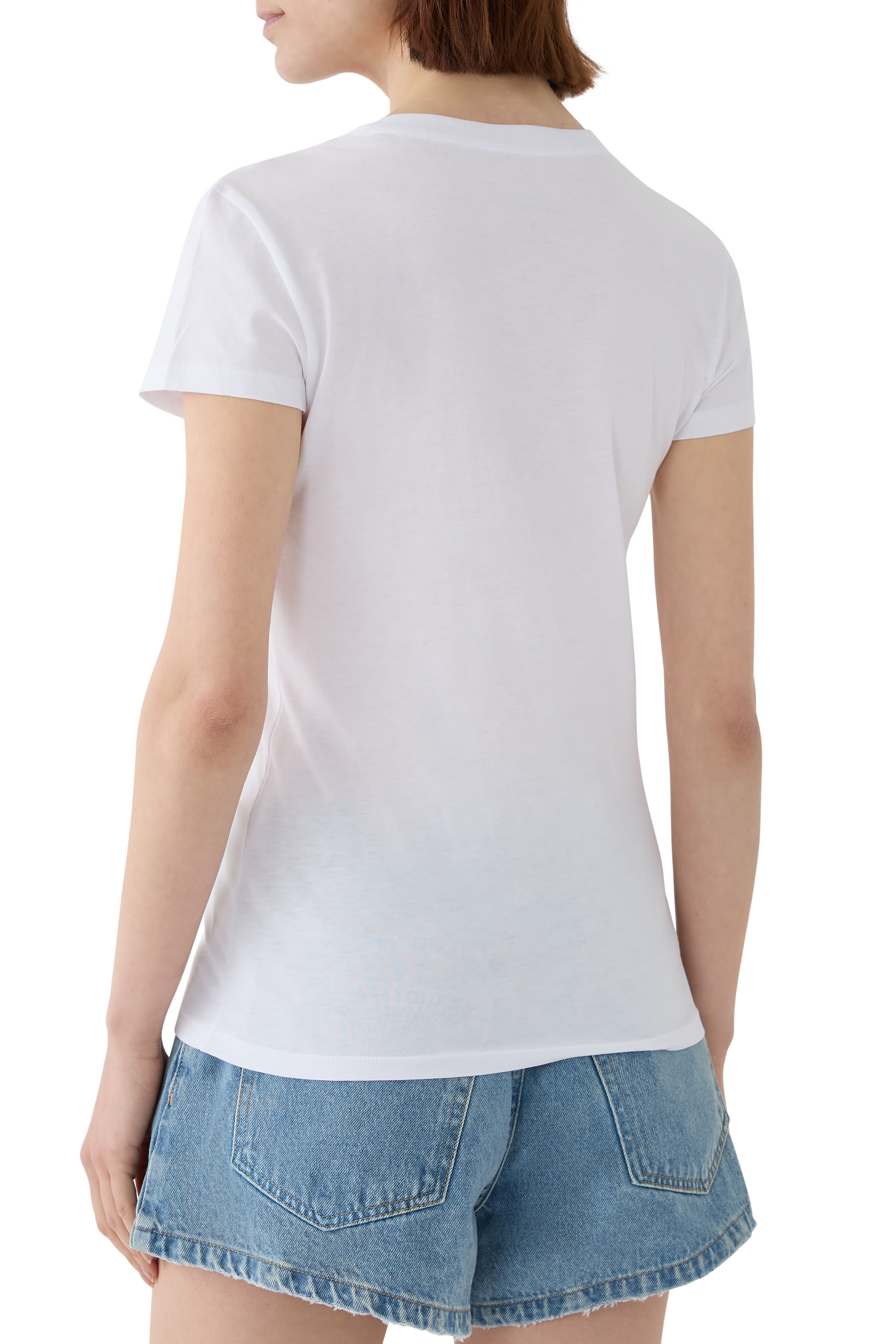 تيشيرت بياقة على شكل حرف وشعار الماركة