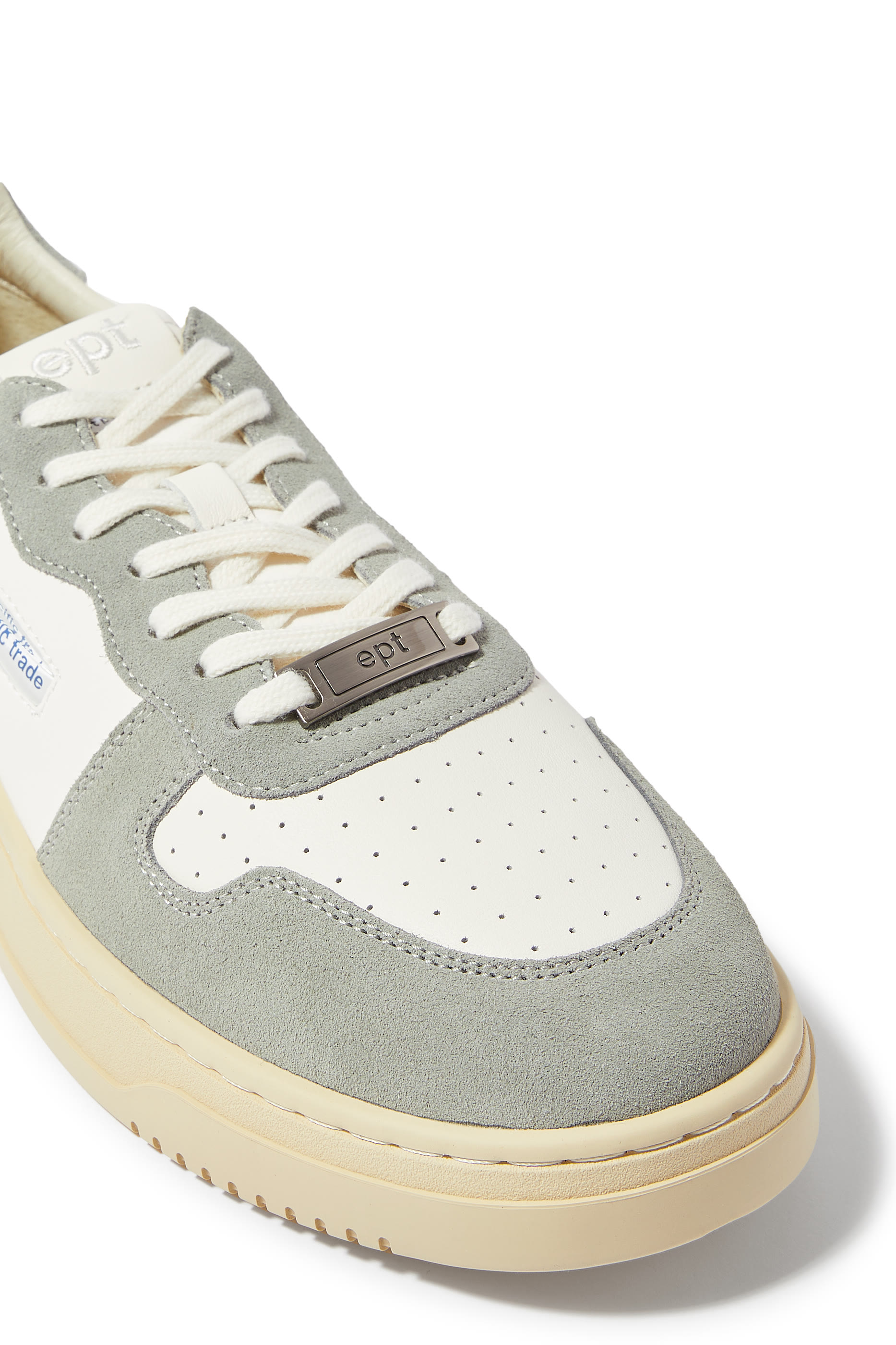 سنيكرز كورت