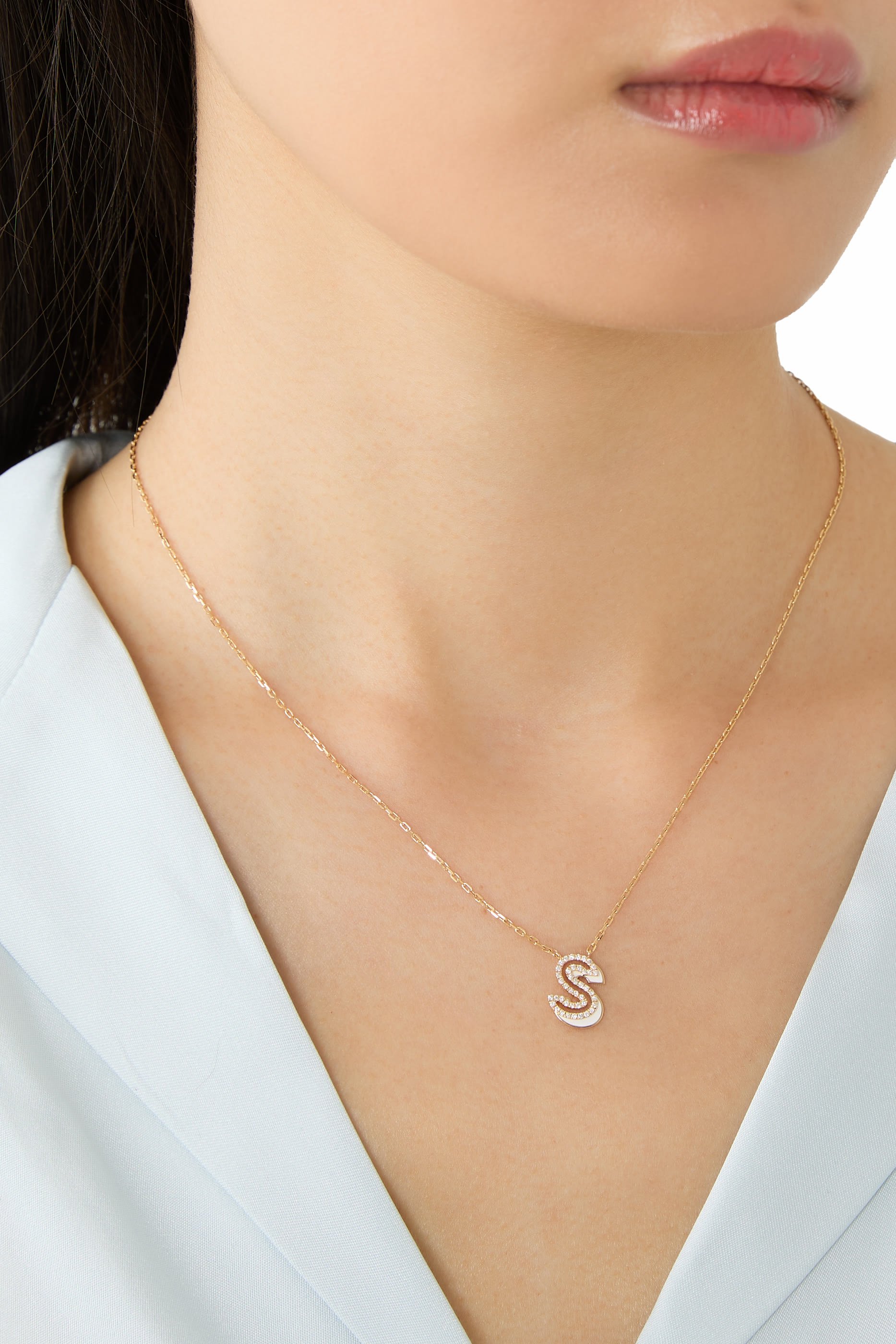 قلادة بحلية صغيرة بتصميم حرف S مرصعة بالماس ومزين بالمينا، ذهب أصفر عيار 18