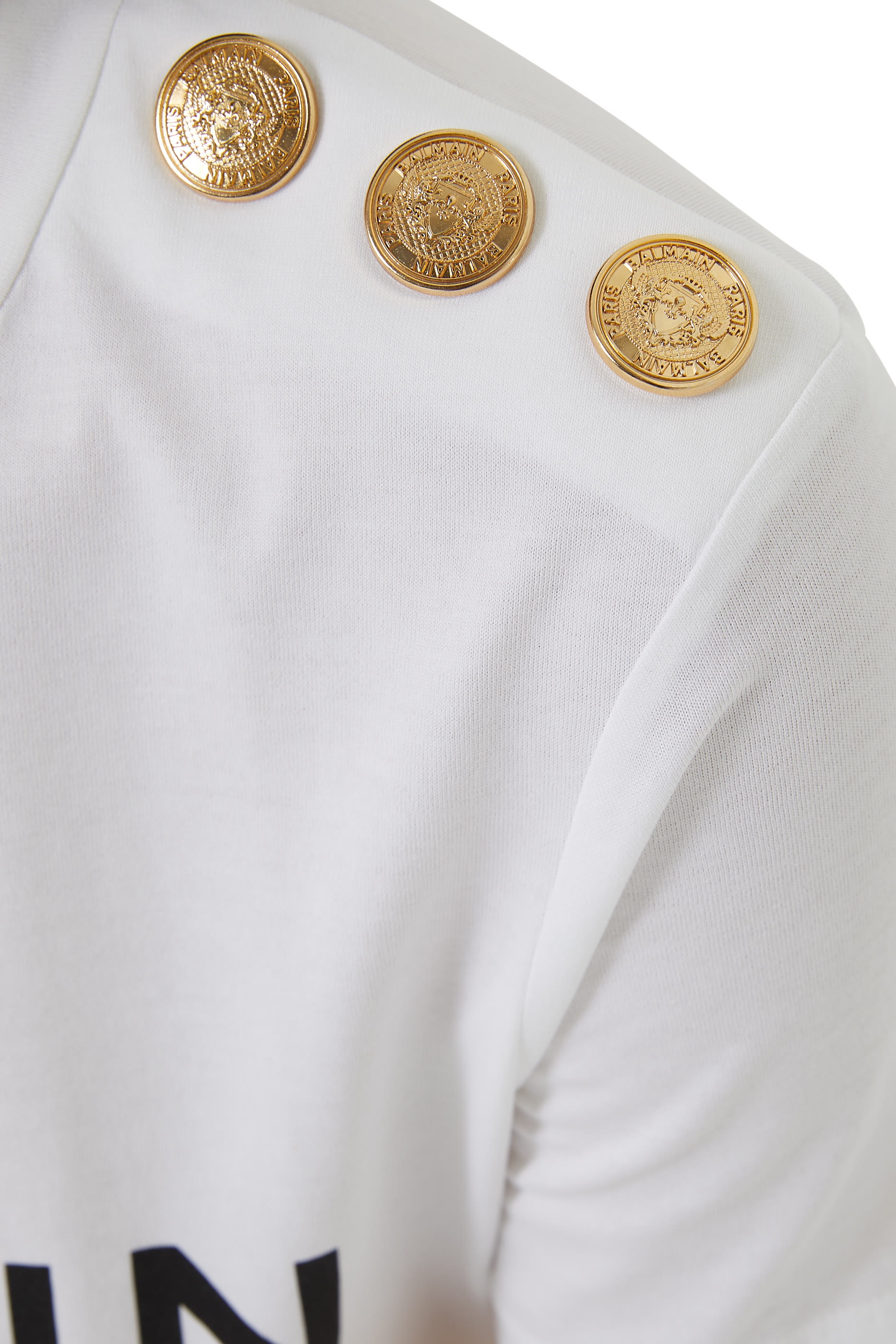 تيشيرت بثلاث أزرار بشعار الماركة