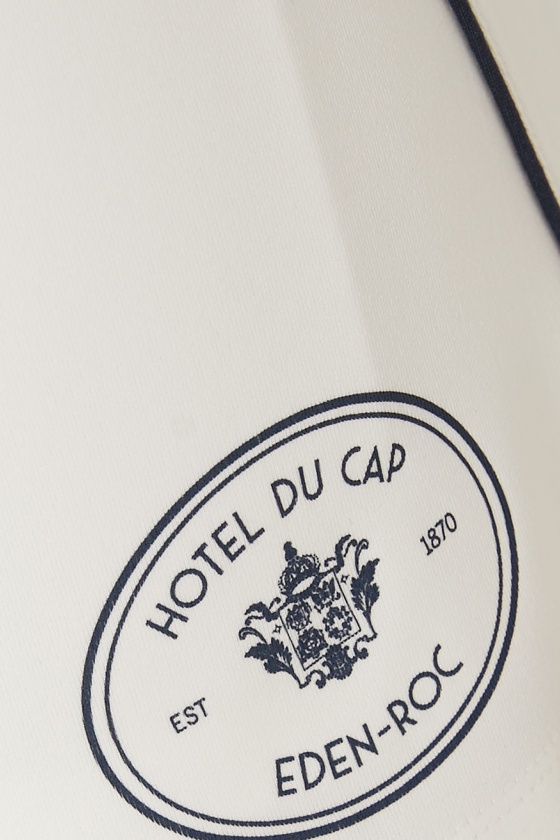 تنورة كورت قصيرة بشعار إدين