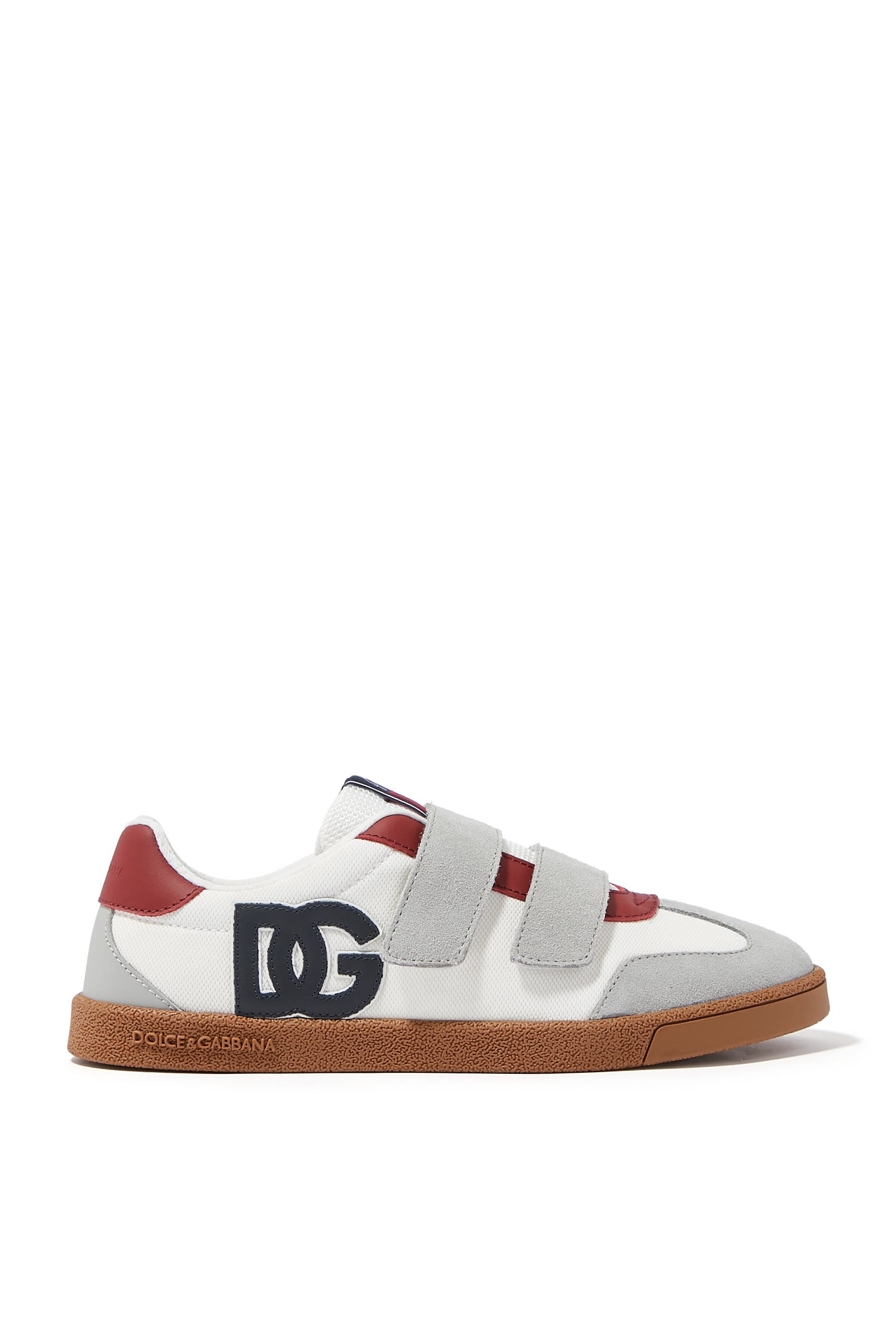 سنيكرز بكاحل منخفض وشعار الماركة