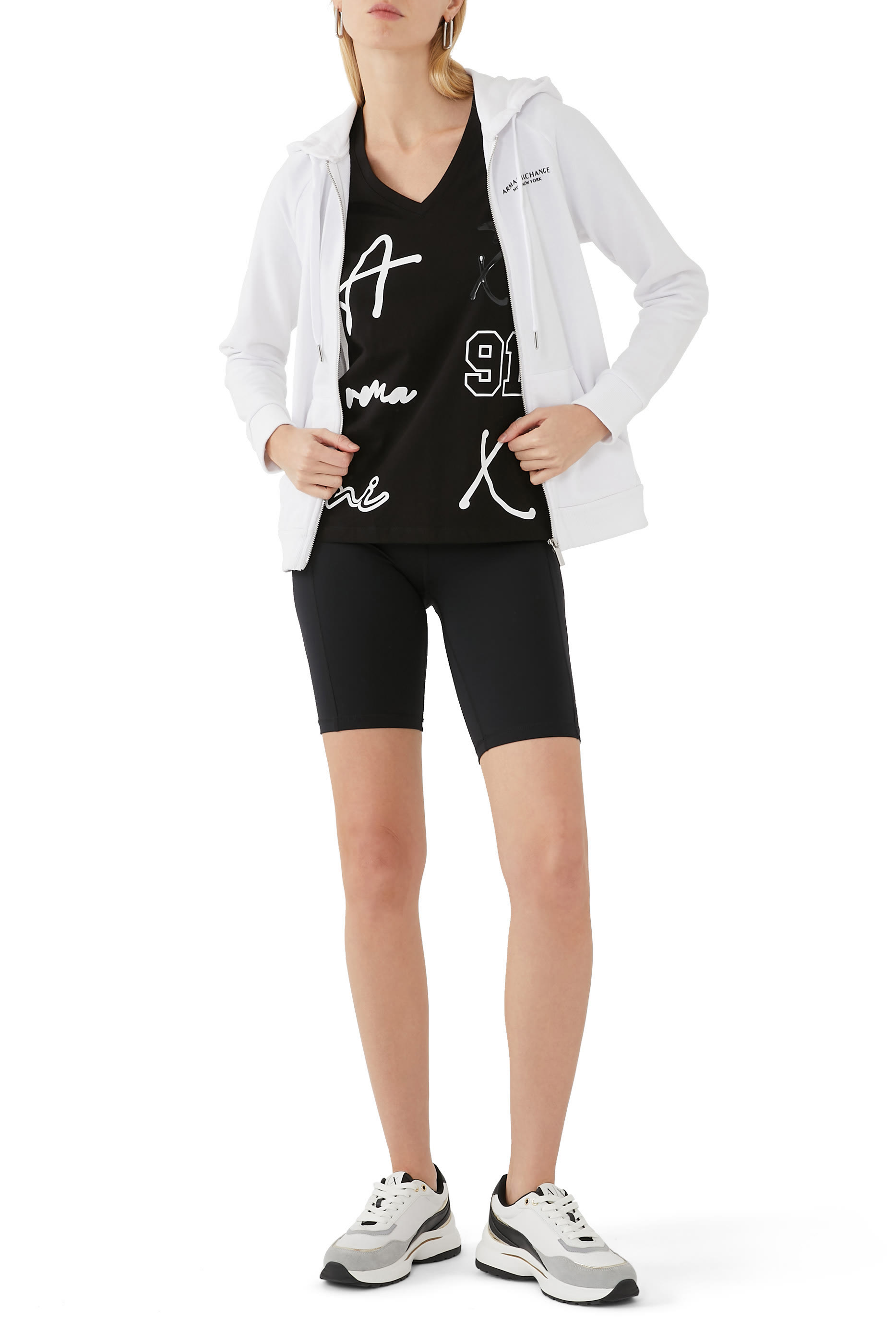 كنزة بغطاء رأس وسحّاب بشعار الماركة