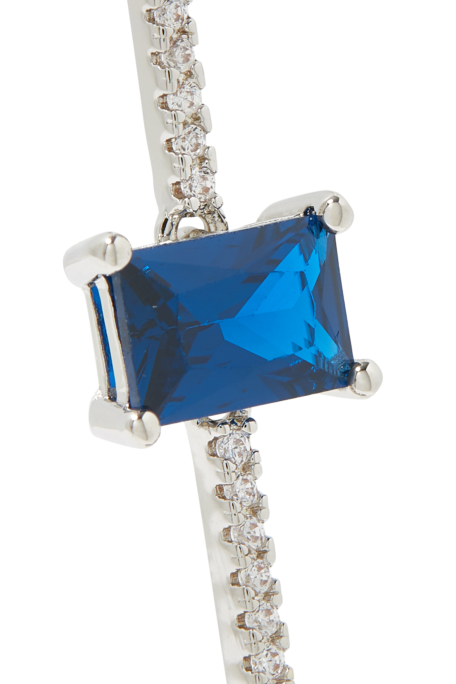 أقراط متدلية مرصعة بأحجار زركونيا مكعبة وأحجار زمرد مقطعة بشكل أفقي