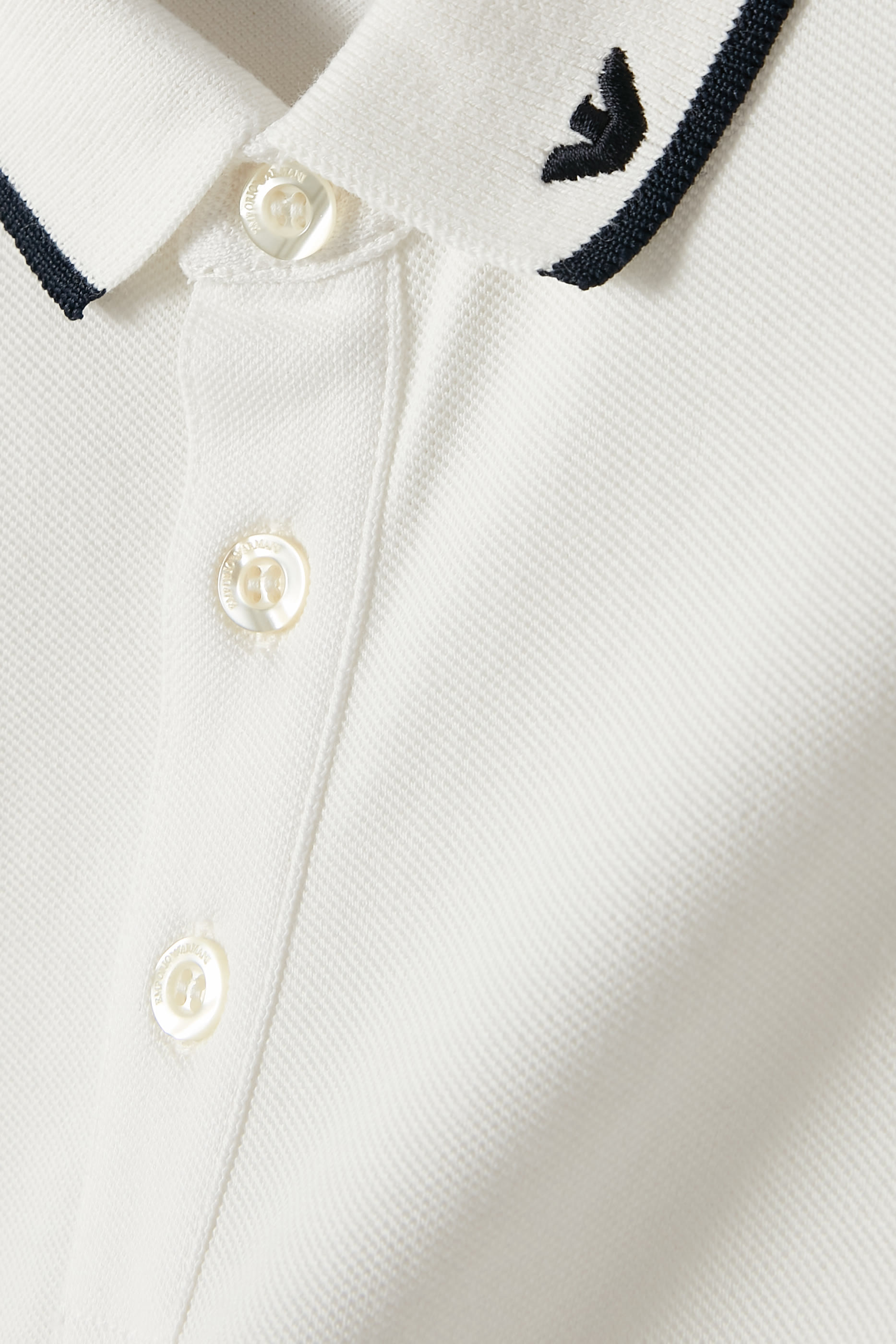 قميص بولو بأكمام قصيرة وشعار الماركة على الياقة للأطفال