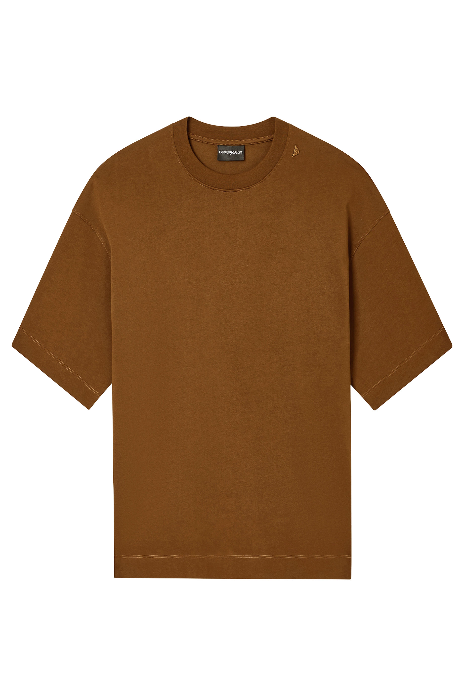 تيشيرت بشعار الماركة بحجم صغير عند الياقة