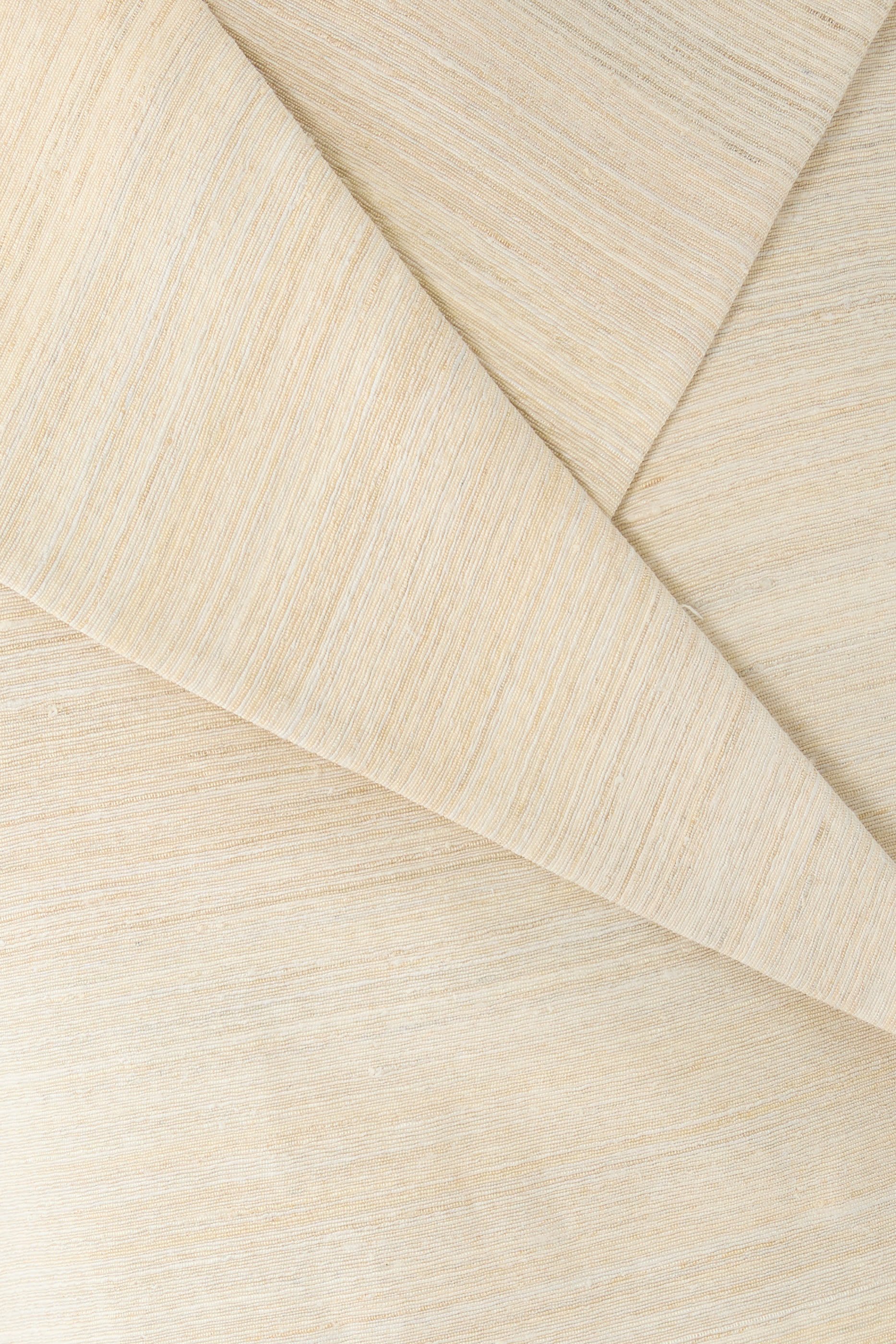 جاكيت لوكا بقصة عادية