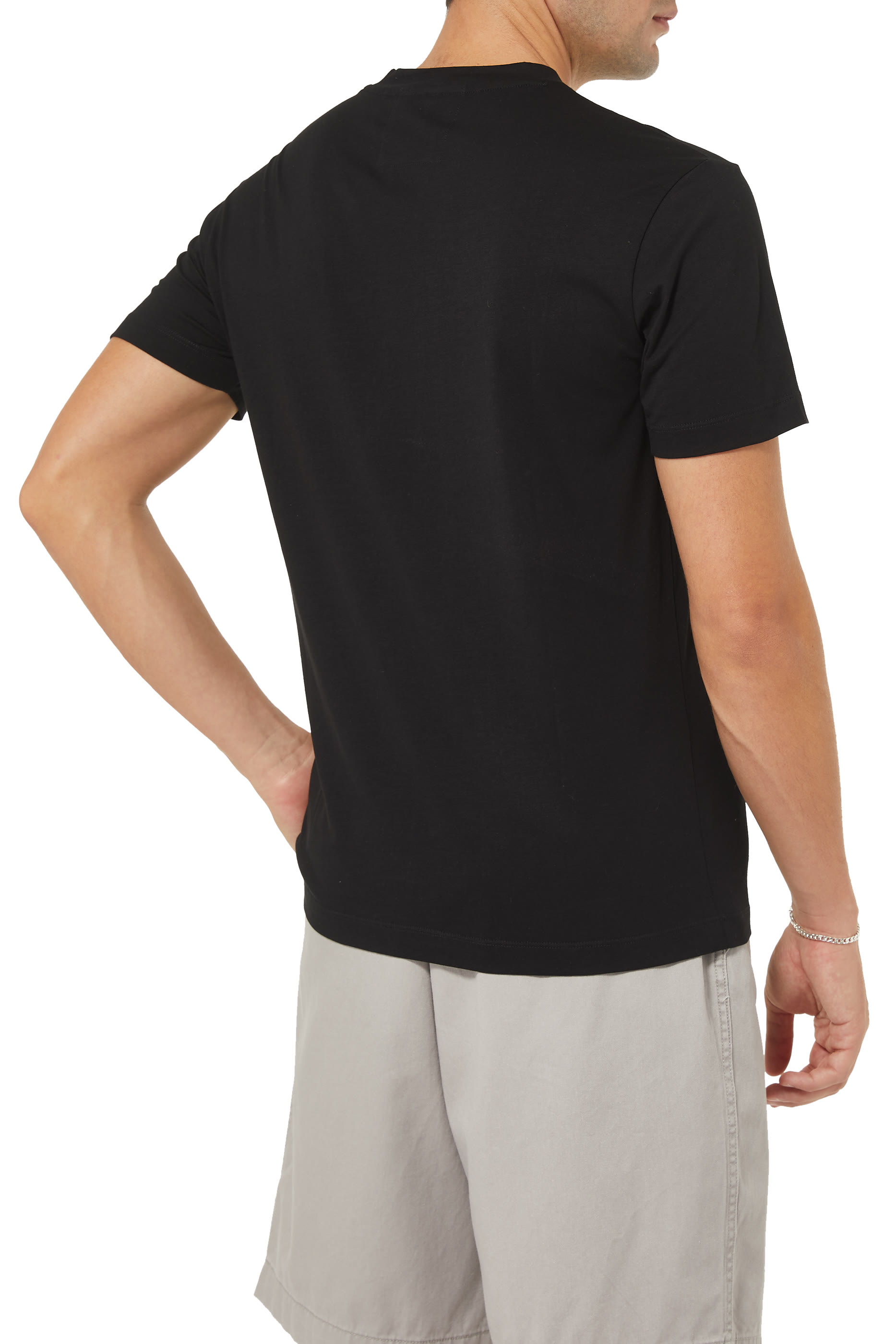 تي شيرت بشعار الماركة كبير الحجم