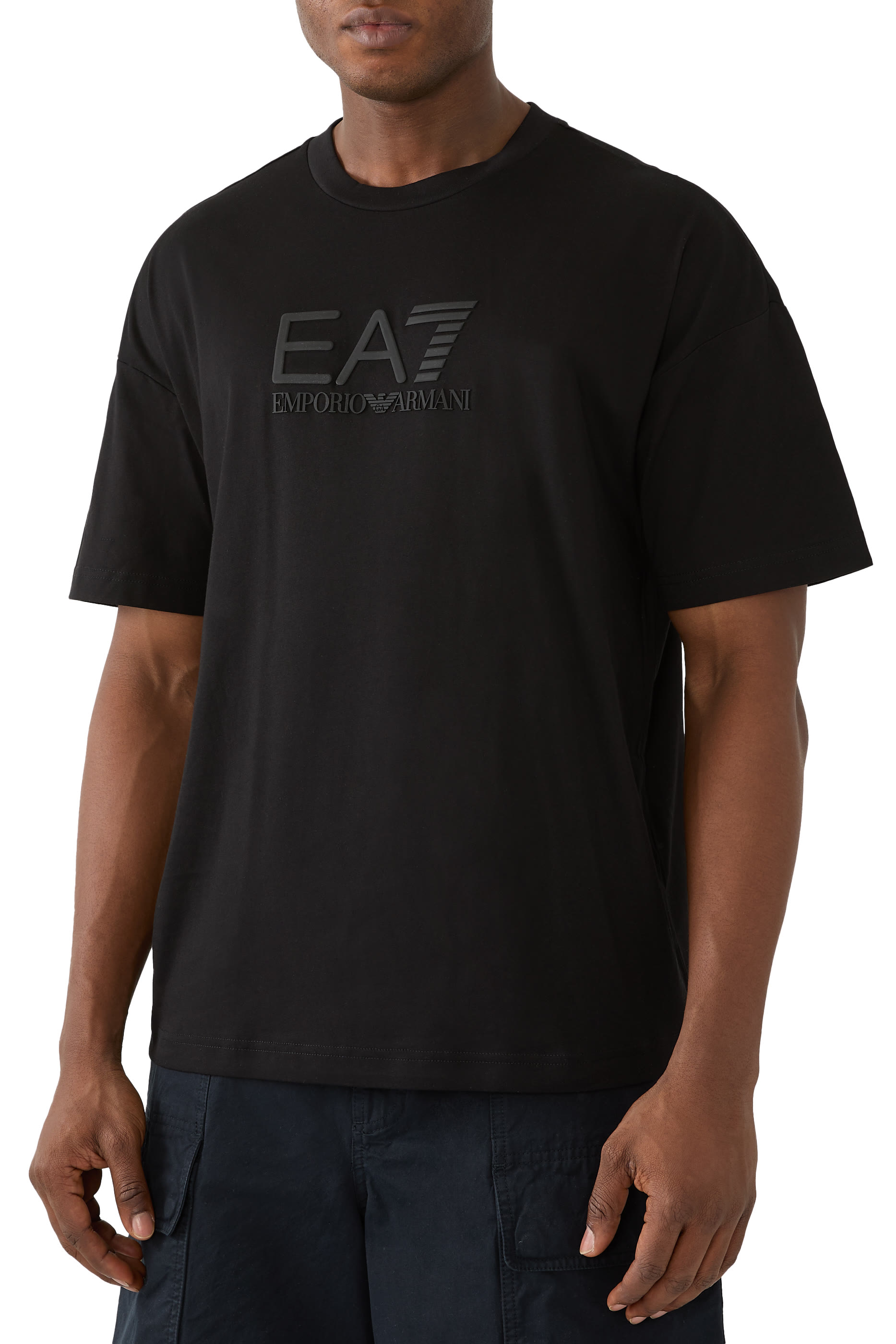 تيشيرت بشعار الماركة بحجم كبير