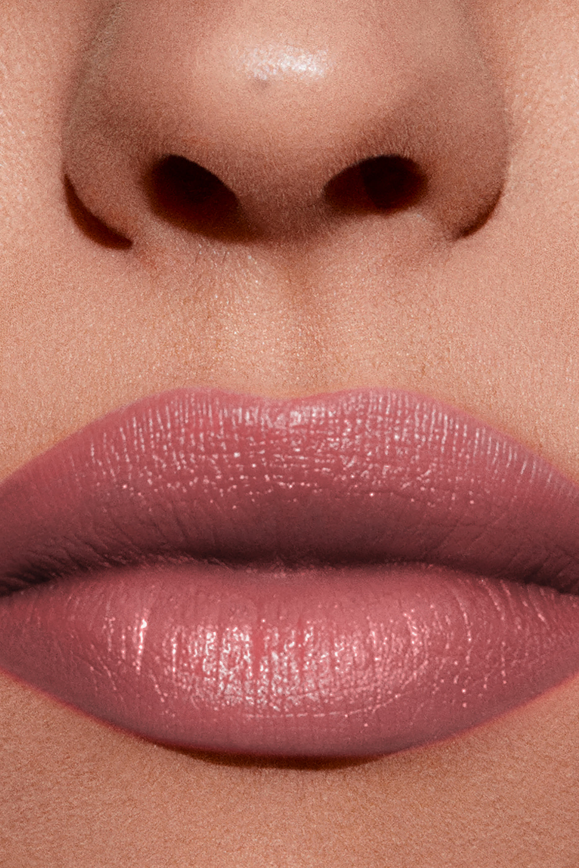 أحمر شفاه ليب باور بلون زاهٍ يدوم طويلاً