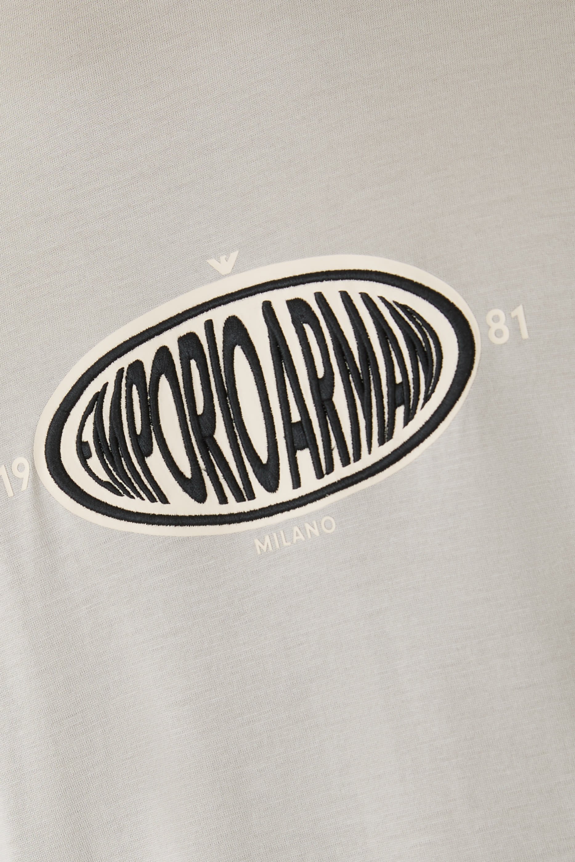 تيشيرت برقعة شعار الماركة