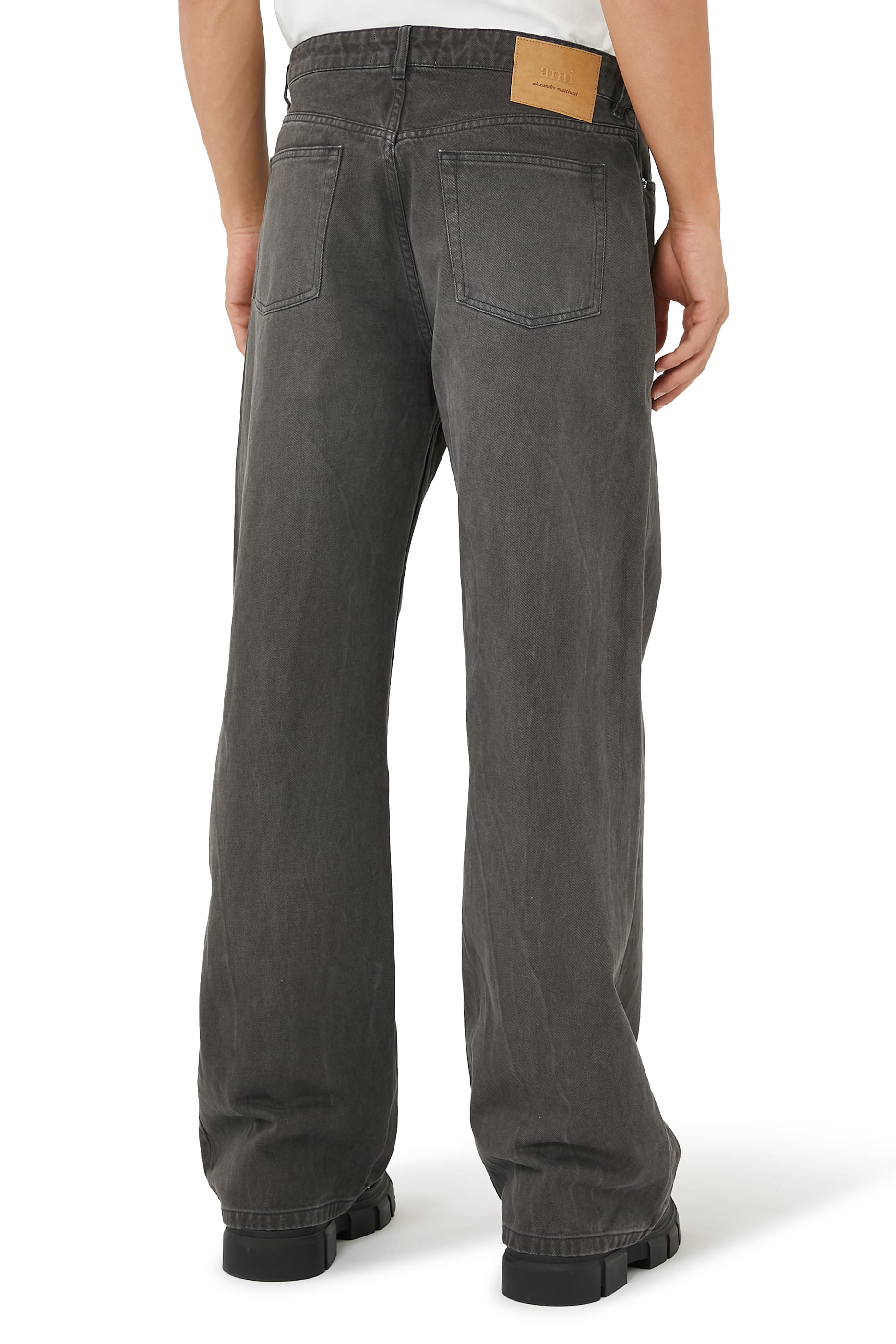 بنطال جينز بقصة فضفاضة