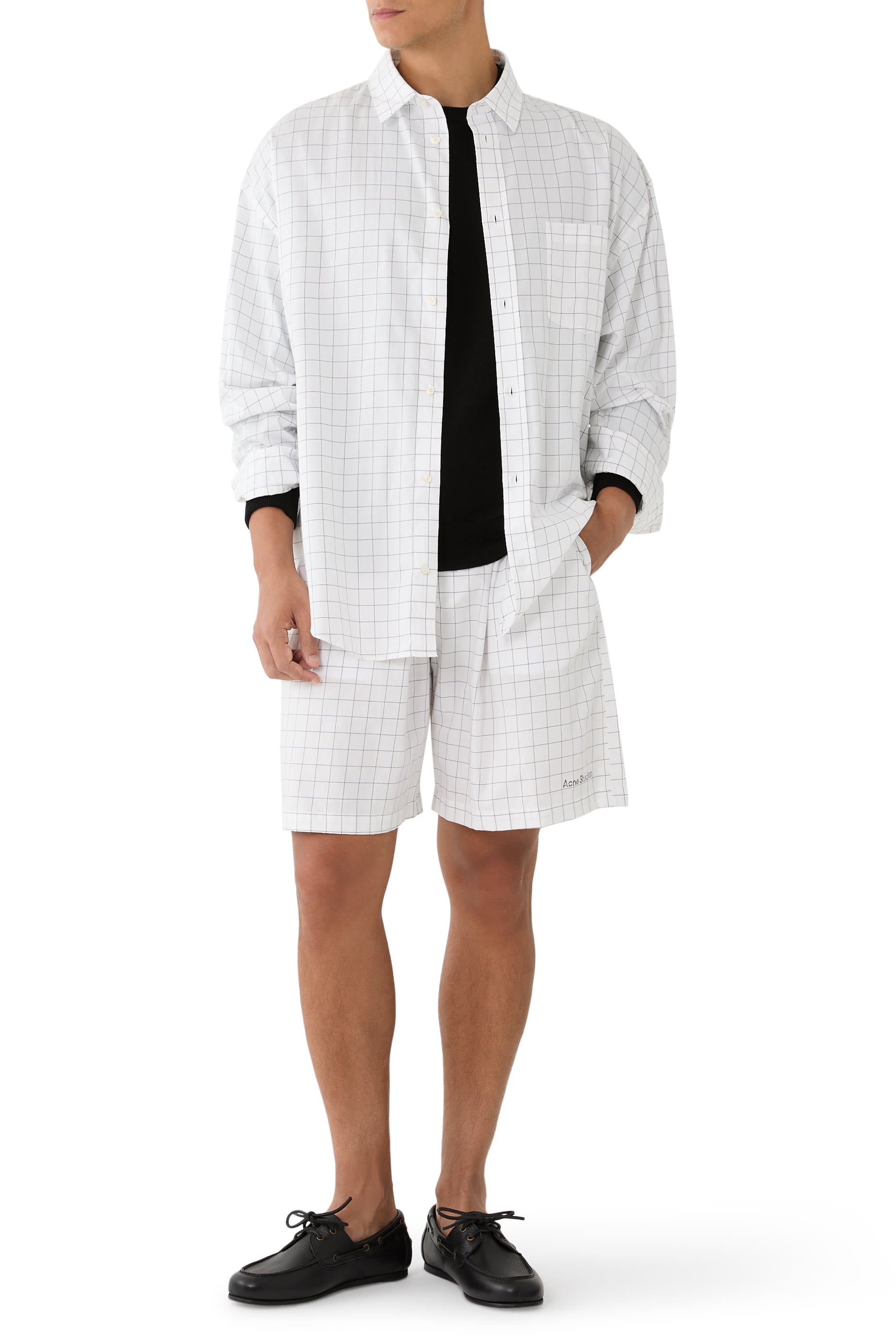 قميص بصف أزرار ونقشة مربعات