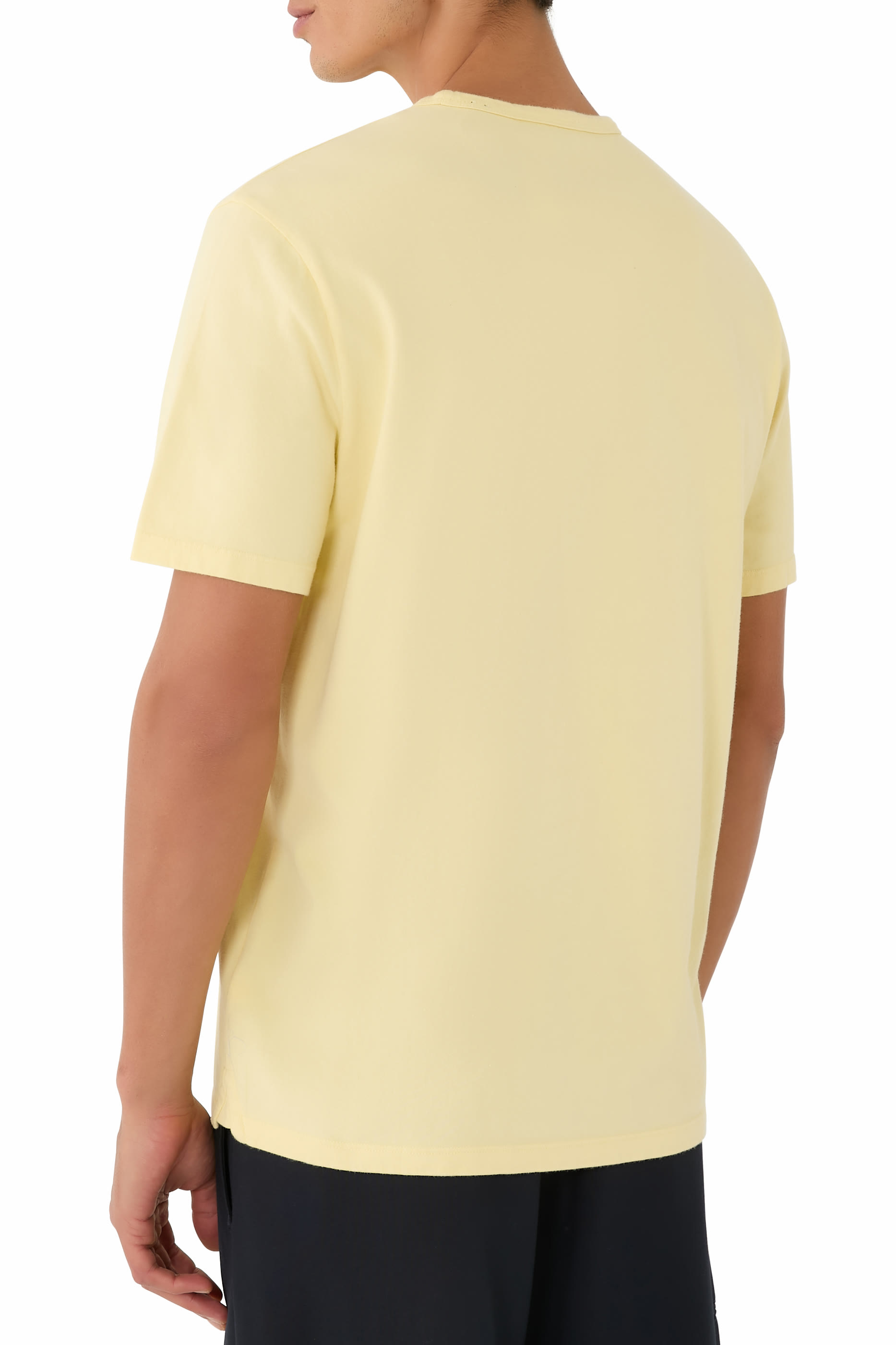 تيشيرت بأكمام قصيرة وياقة ضيقة