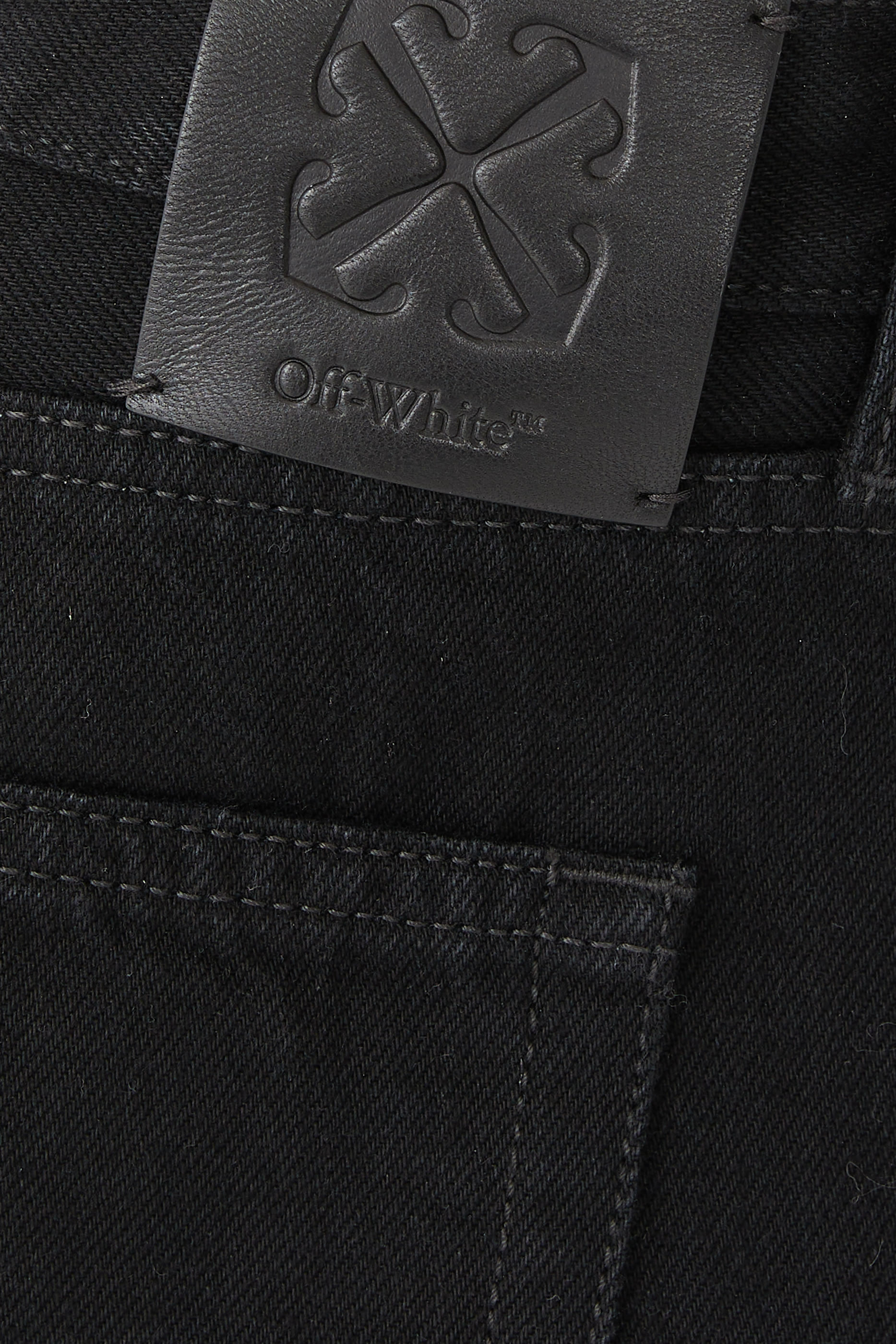 بنطال جينز بتفاصيل ممزقة وقصة ساق مدببة