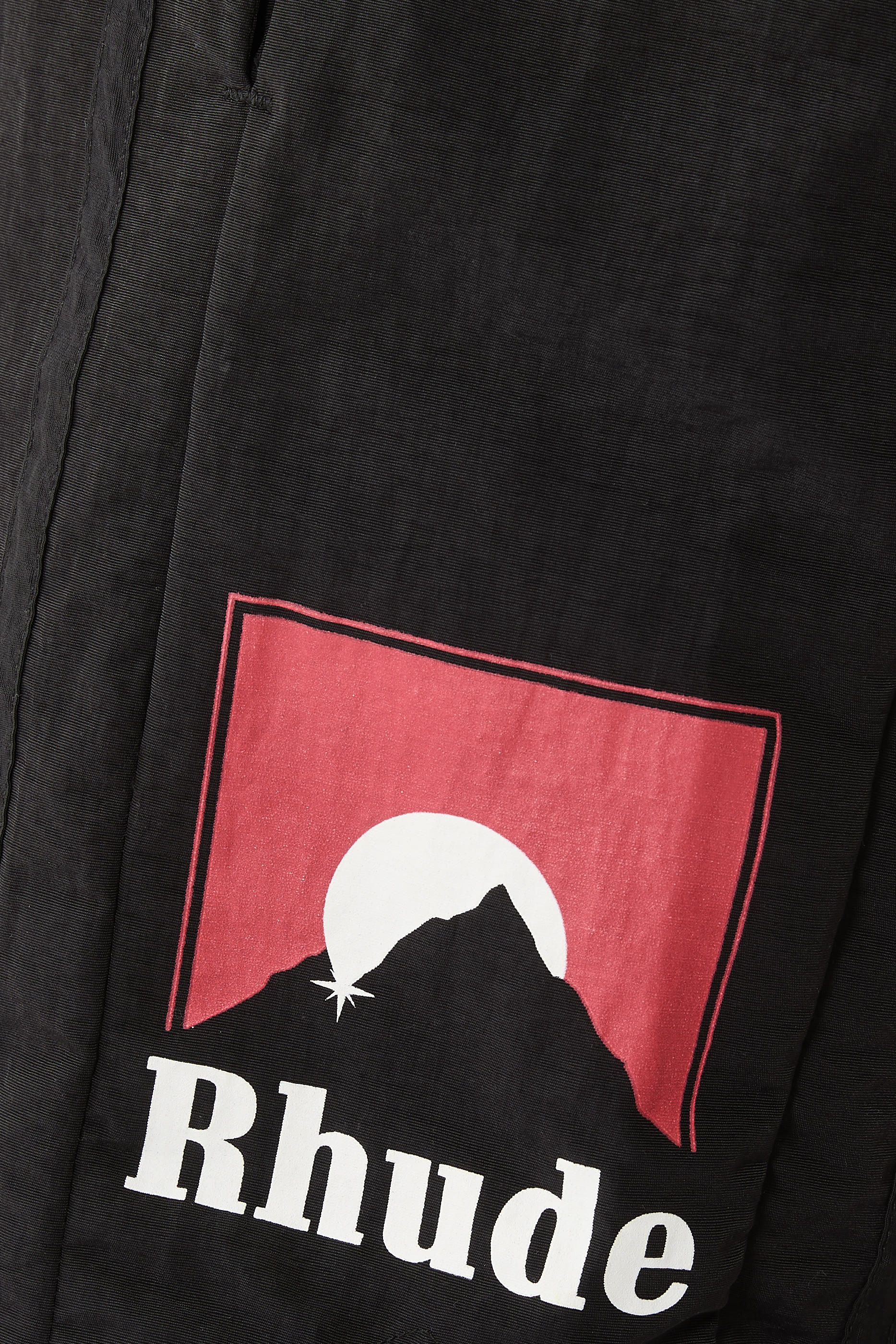 شورت بشعار الماركة