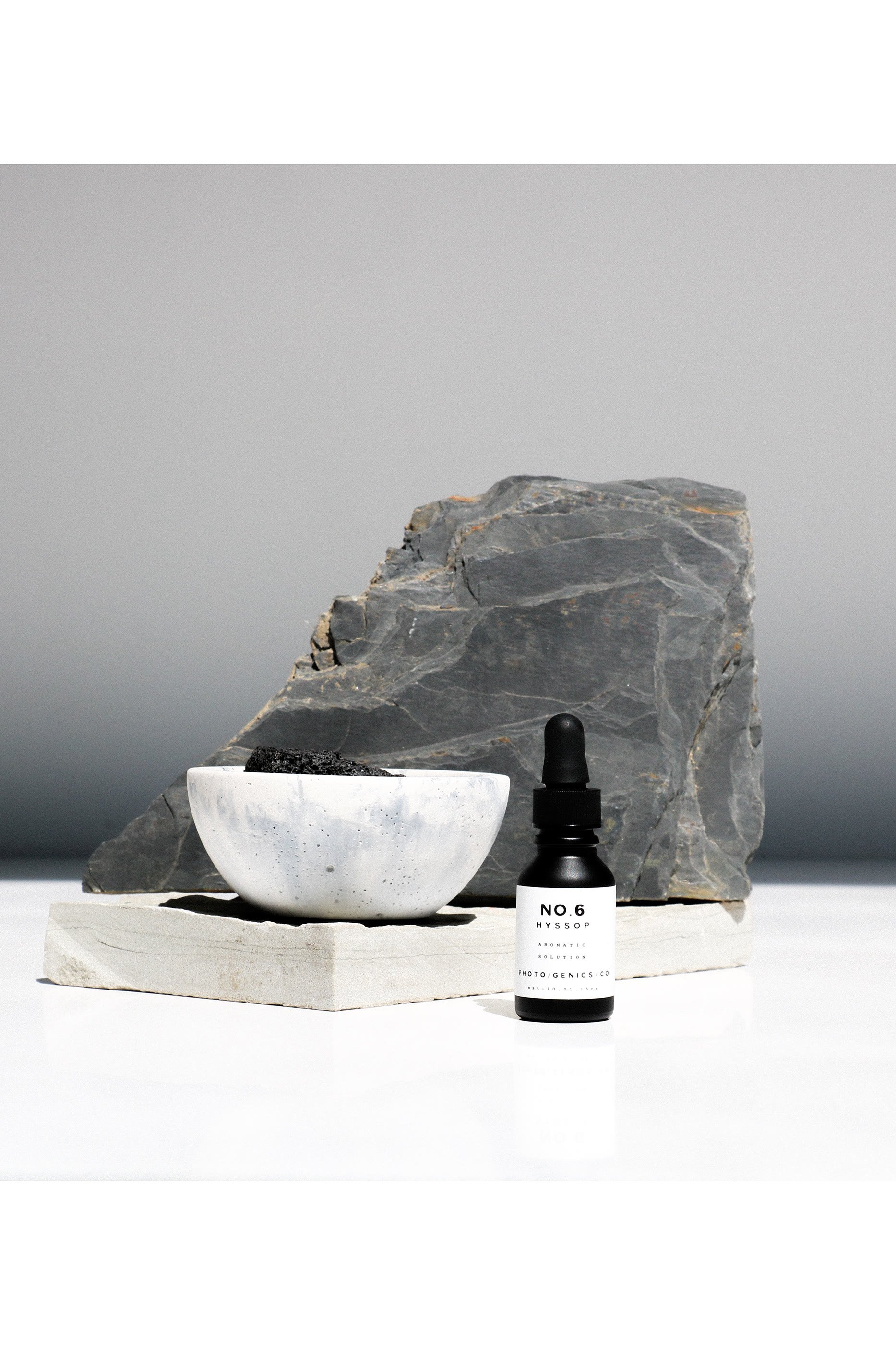 موزع عطر رقم 6 هيسوب في وعاء خرساني