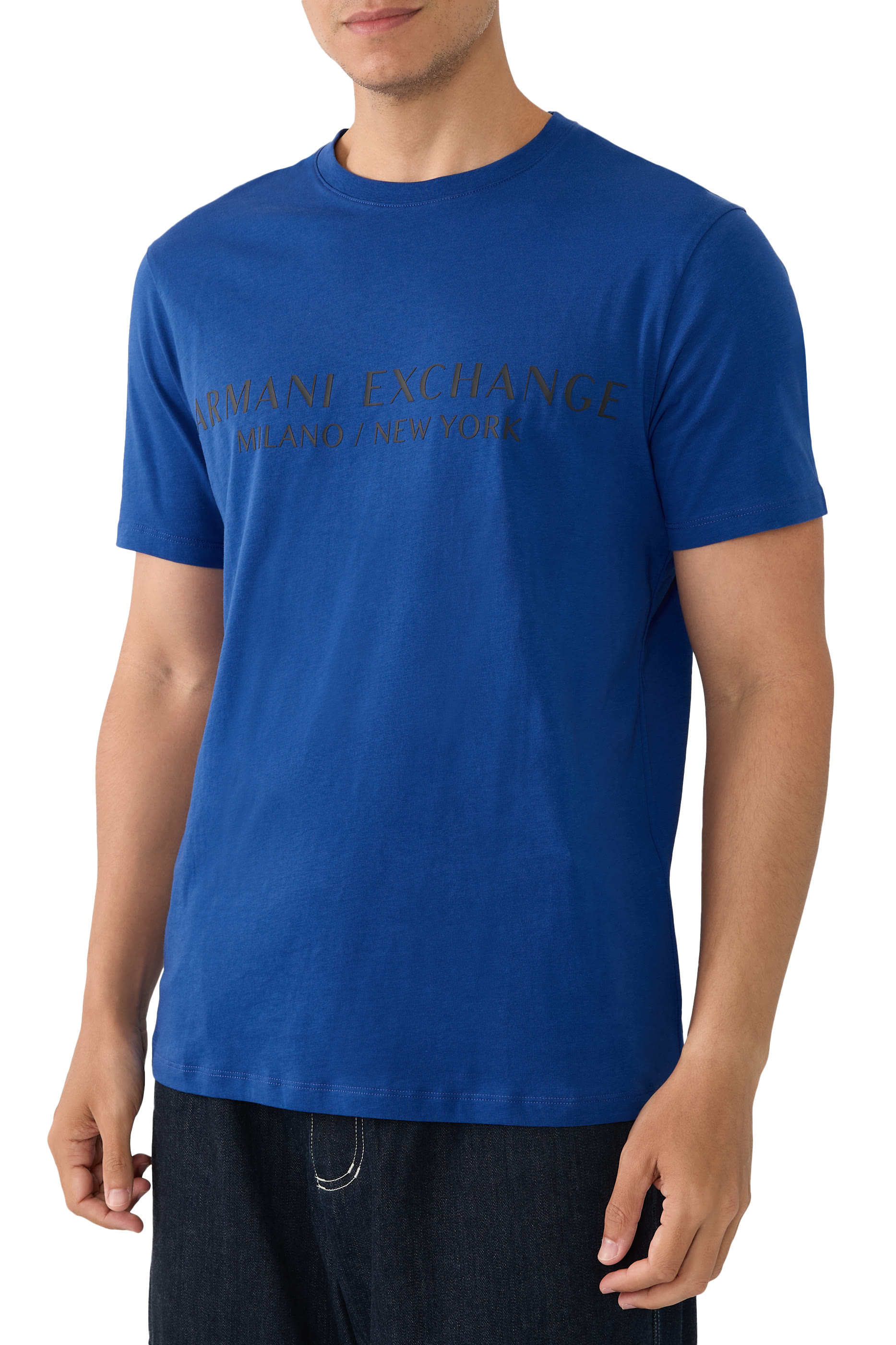 تيشيرت بشعار الماركة بقصة عادية