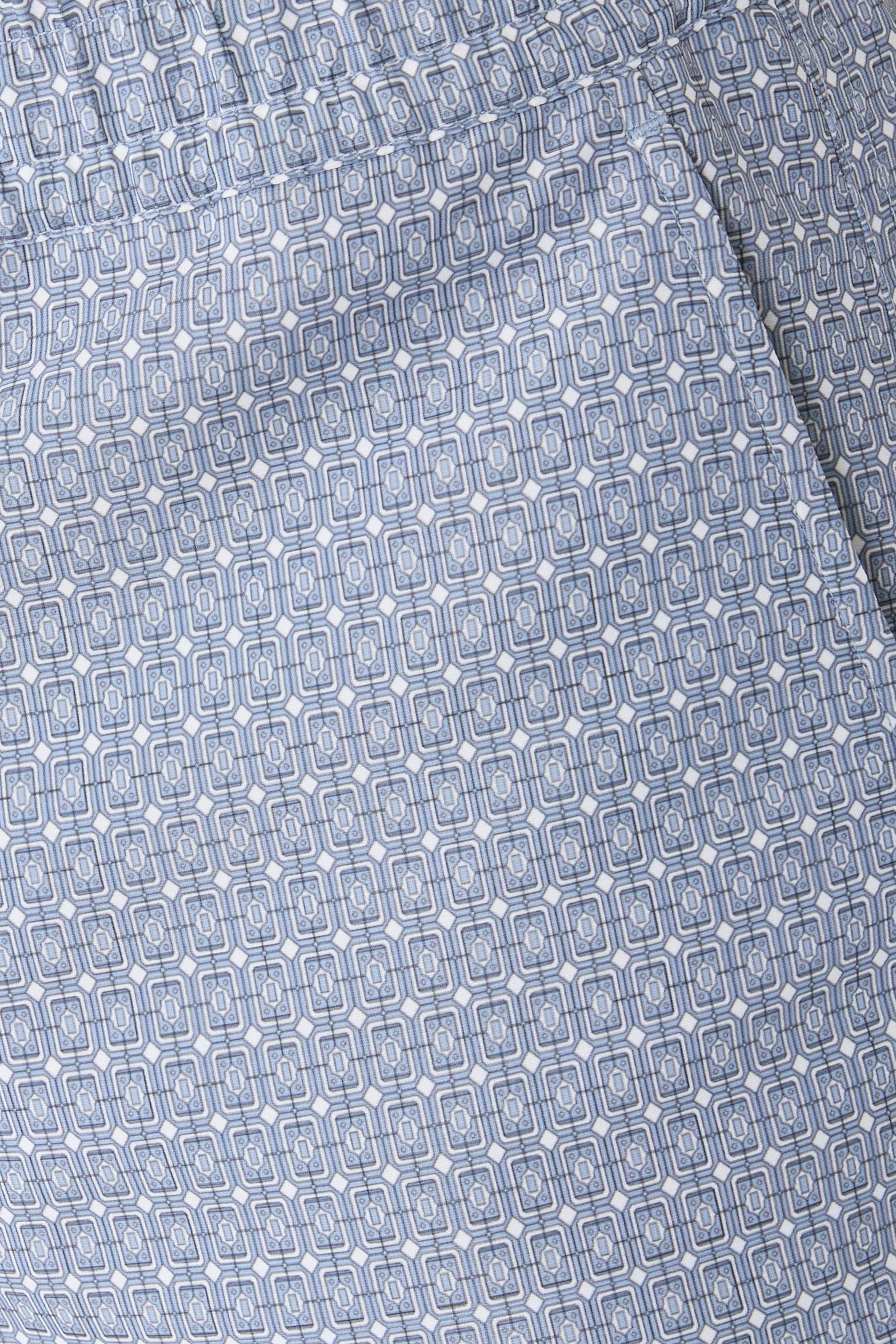 شورت سباحة بطبعة لوسينا بقصة مريحة